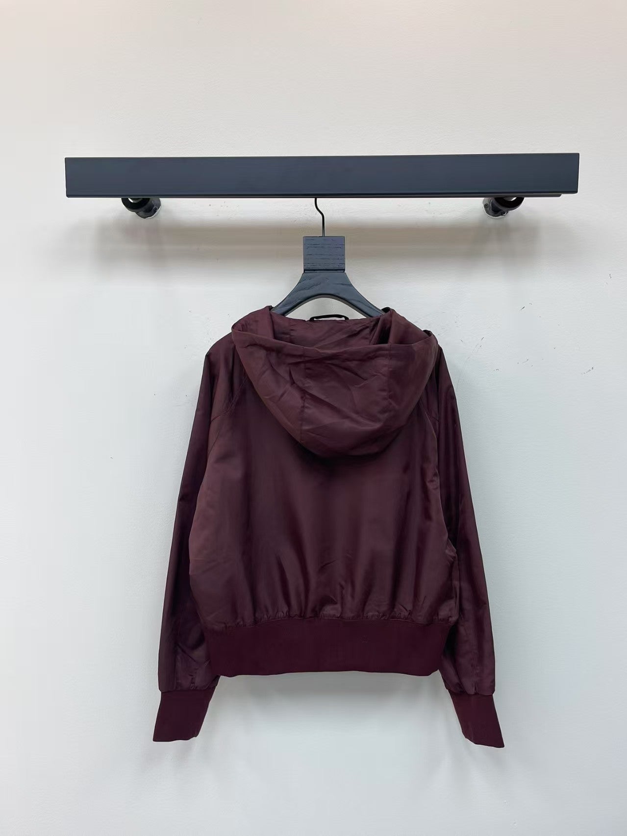 Veste à capuche courte et légère avec logo triangulaire