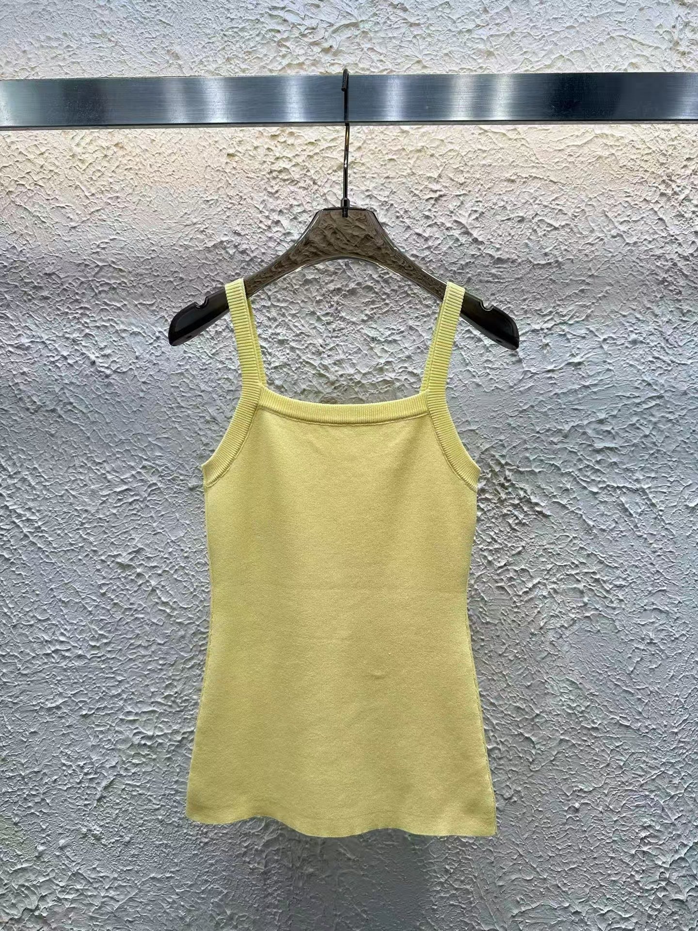 Gestrickte Hosenträger mit Knöpfen