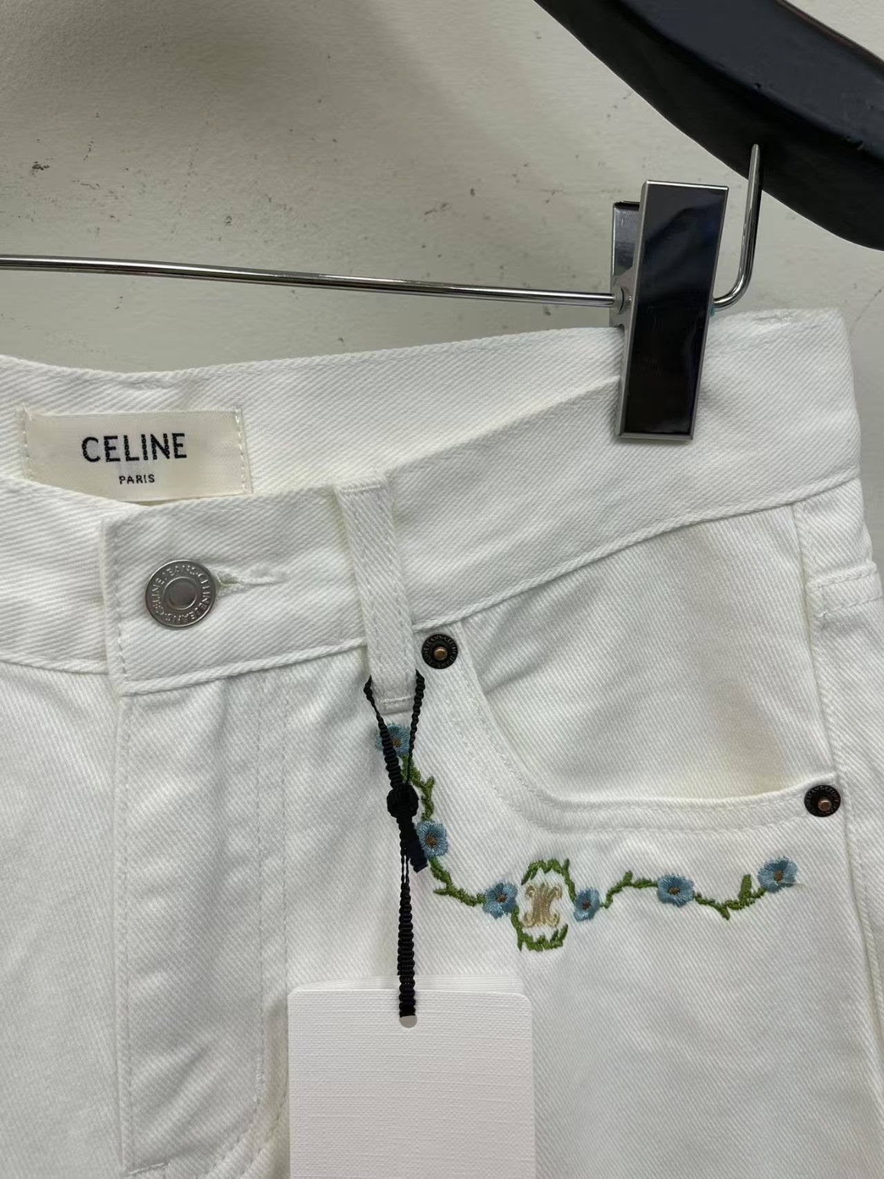 Short en jean blanc avec lettres brodées