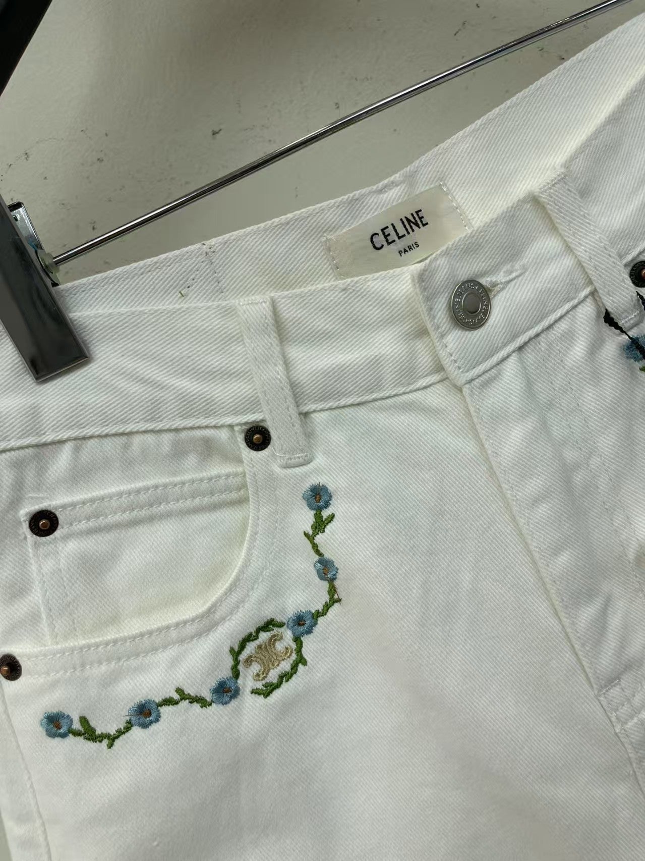 Short en jean blanc avec lettres brodées