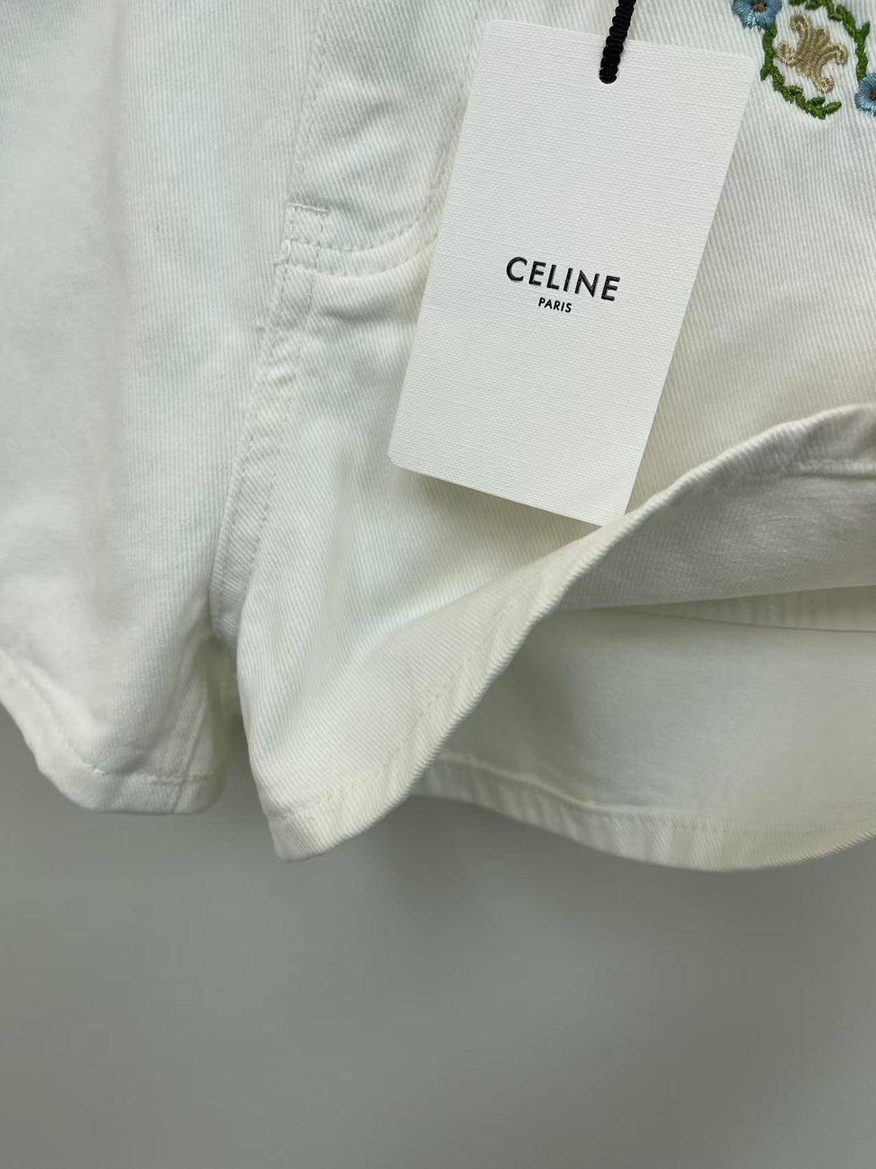 Short en jean blanc avec lettres brodées