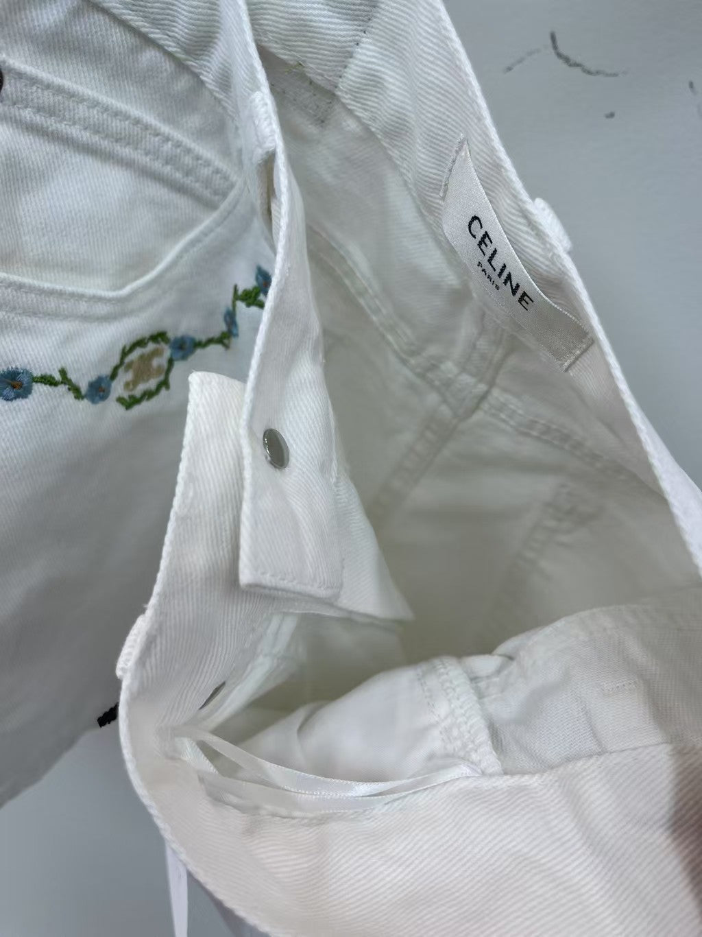 Short en jean blanc avec lettres brodées