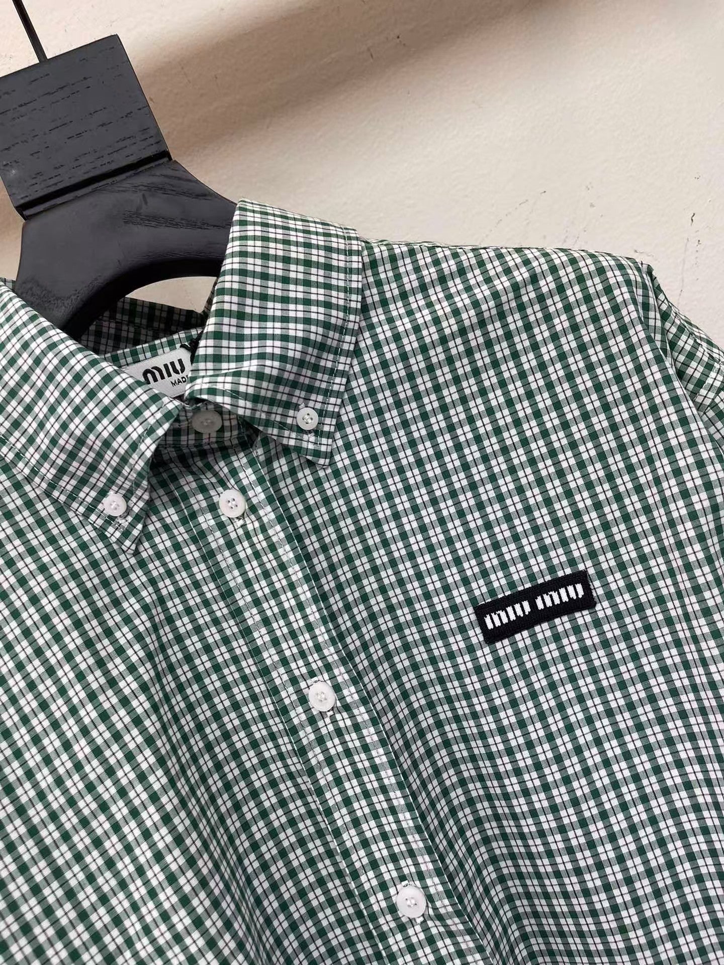 Chemise courte à manches longues et revers à carreaux verts