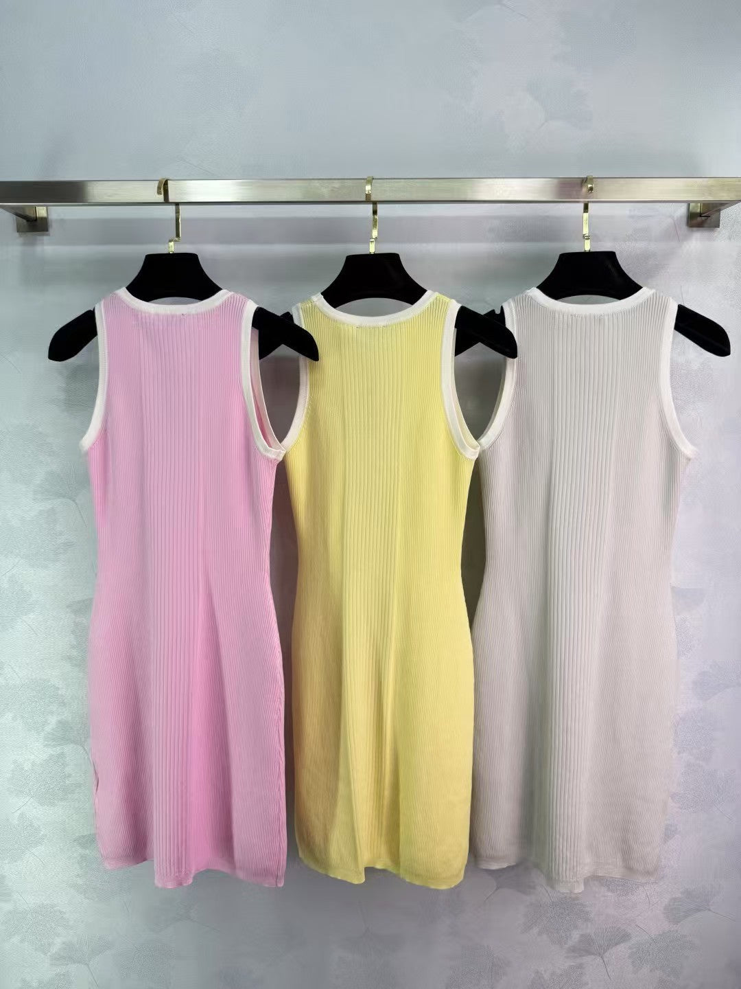 Neues gestricktes Westenkleid mit Rundhalsausschnitt