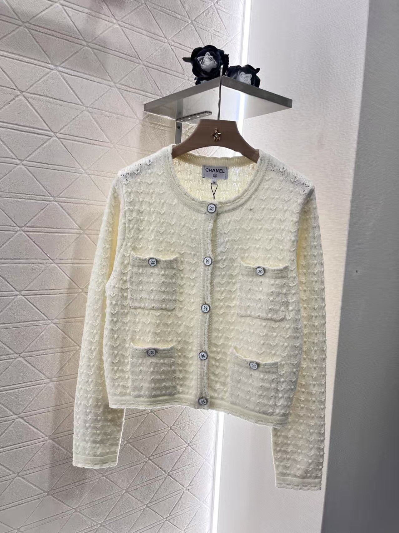Strickjacke mit Rundhalsausschnitt und Zopfmuster