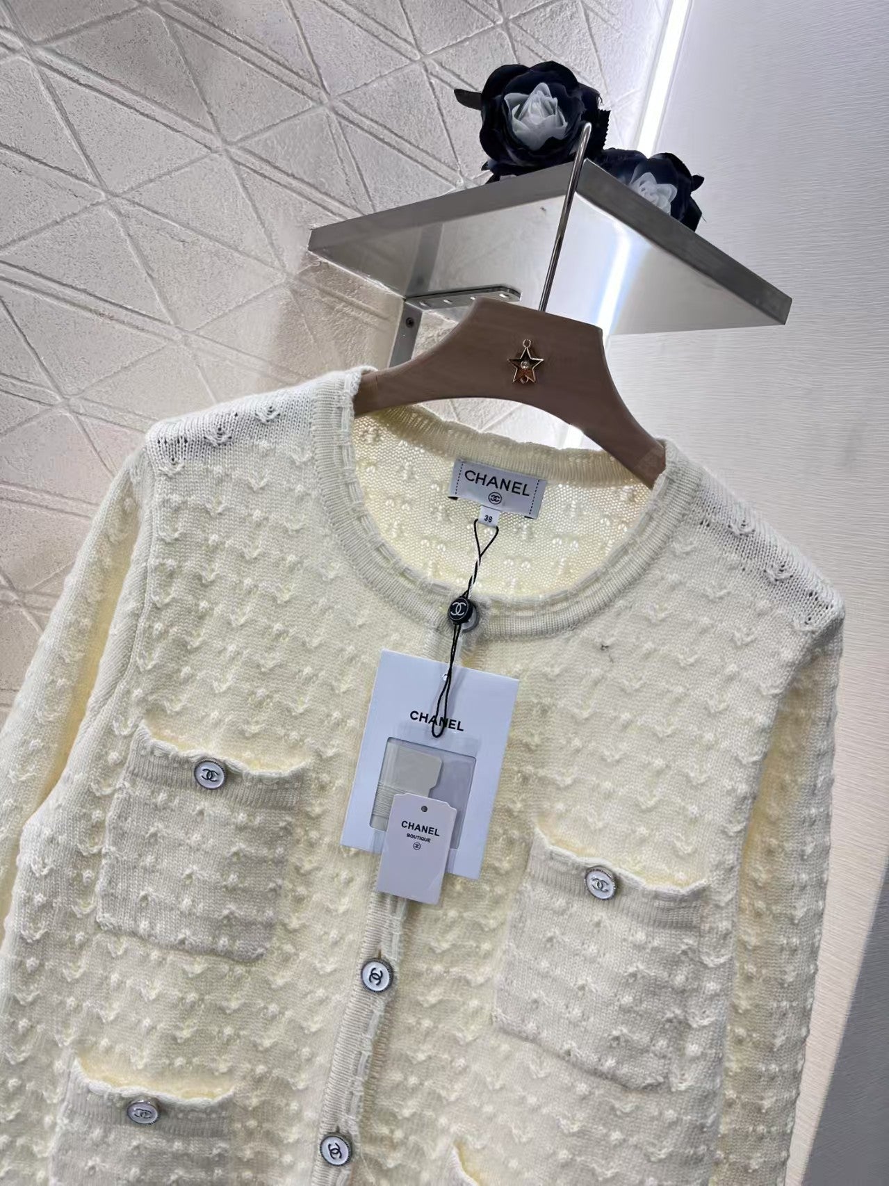 Strickjacke mit Rundhalsausschnitt und Zopfmuster