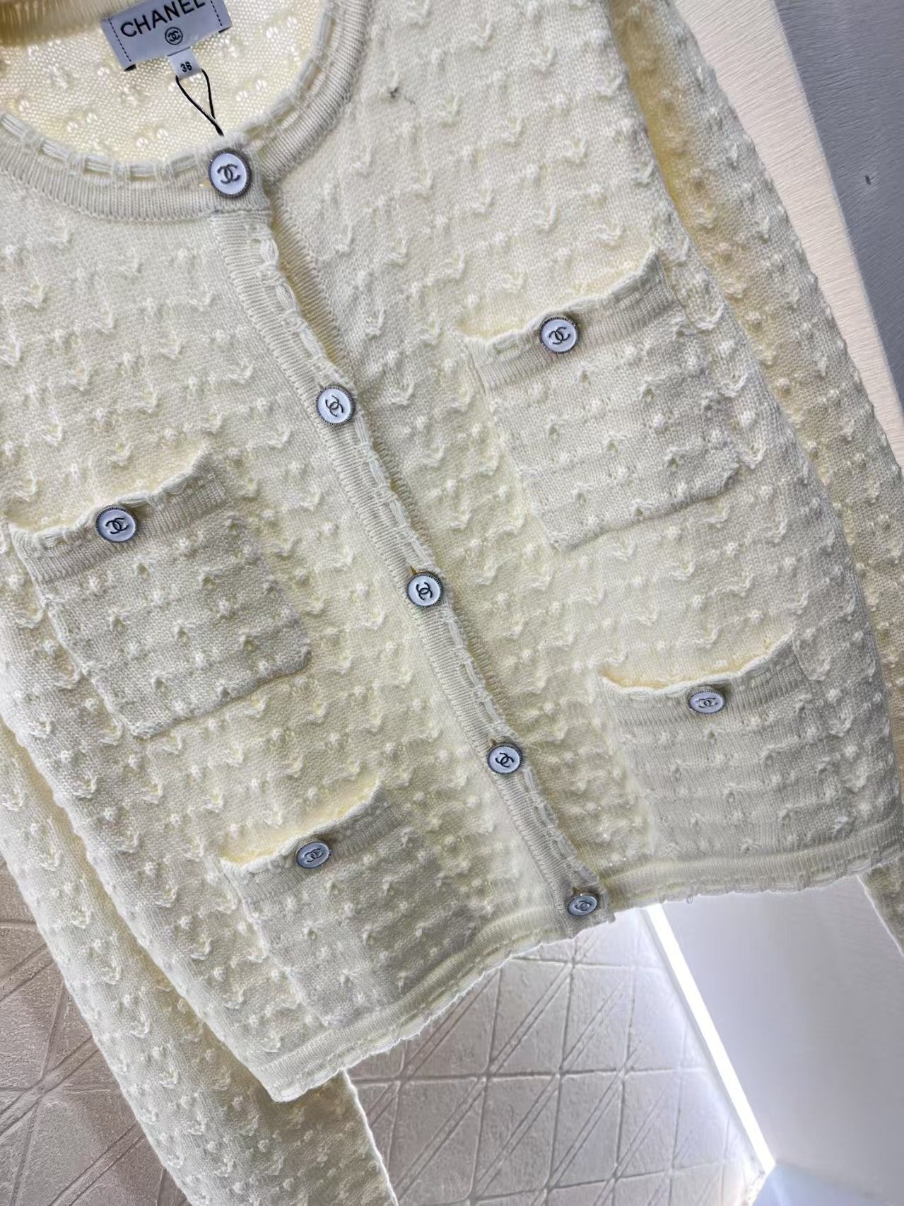 Strickjacke mit Rundhalsausschnitt und Zopfmuster