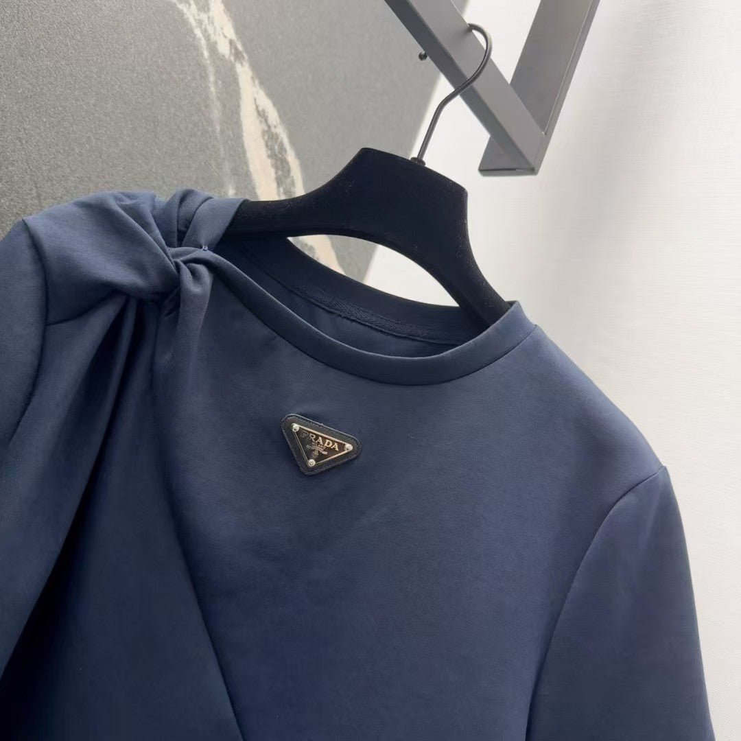 Manches courtes torsadées avec logo triangulaire et jupe fendue