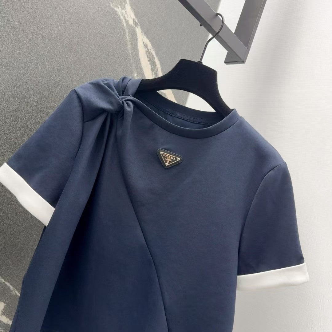 Manches courtes torsadées avec logo triangulaire et jupe fendue