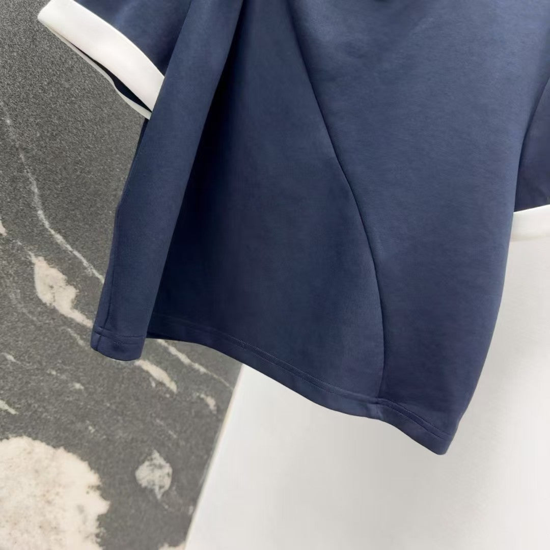 Manches courtes torsadées avec logo triangulaire et jupe fendue