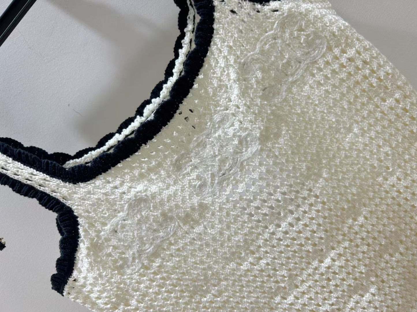 Gilet en maille ajourée à lacets