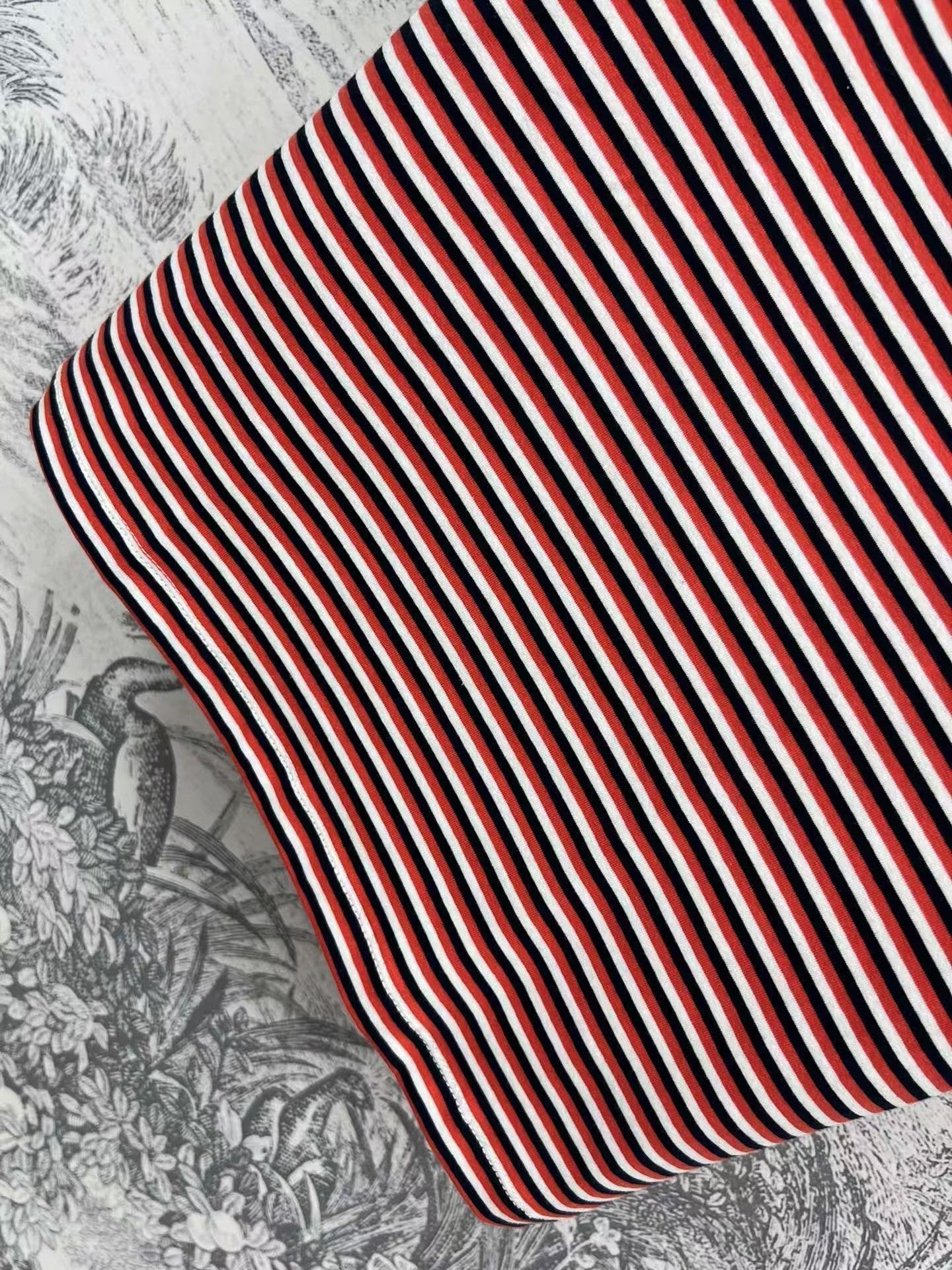 Manches courtes à rayures rouges et blanches
