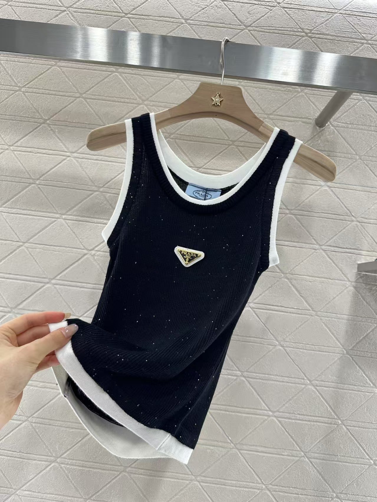 Fake two-piece knitted vest