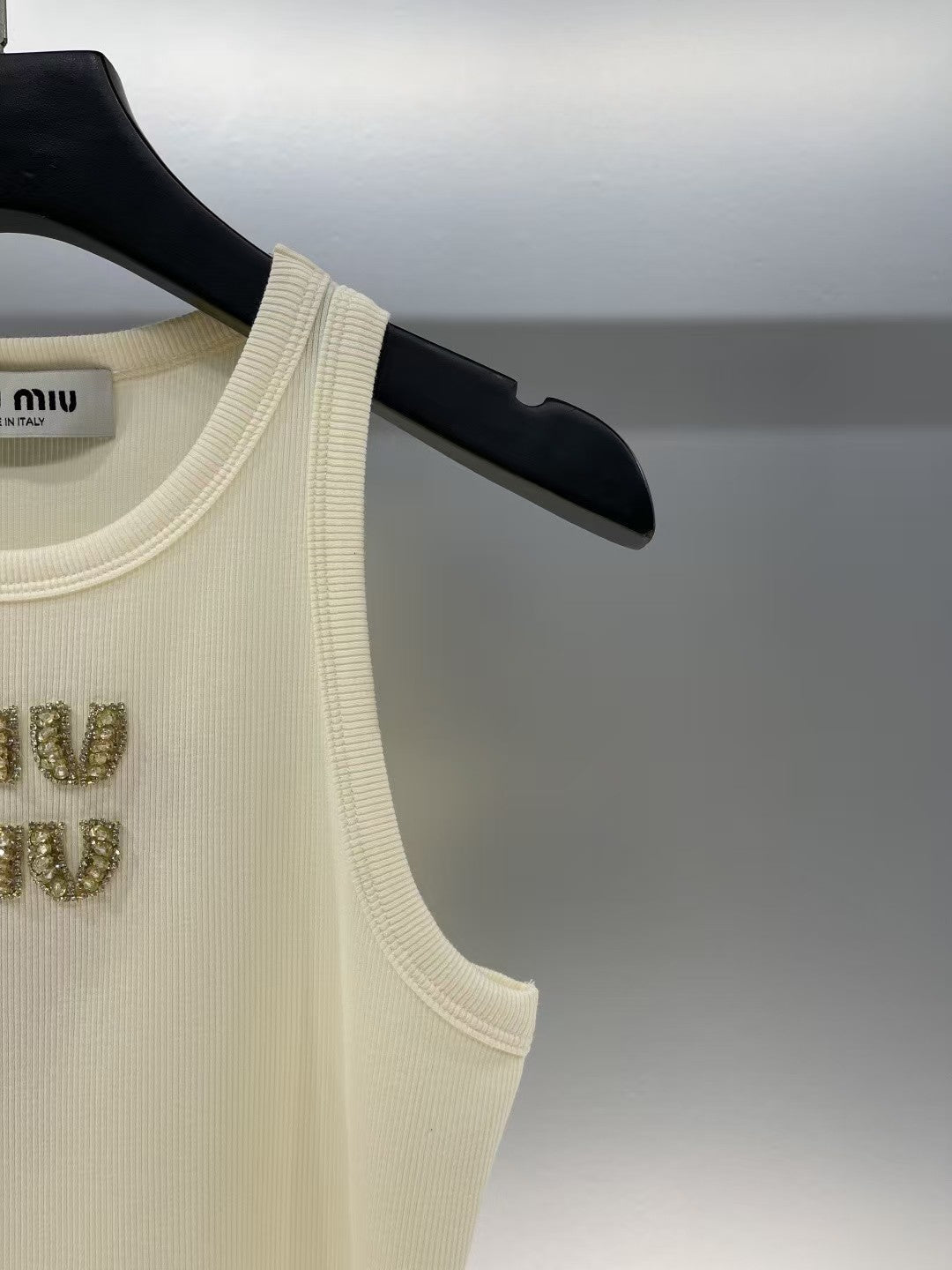 Gilet jaune avec lettrage en strass