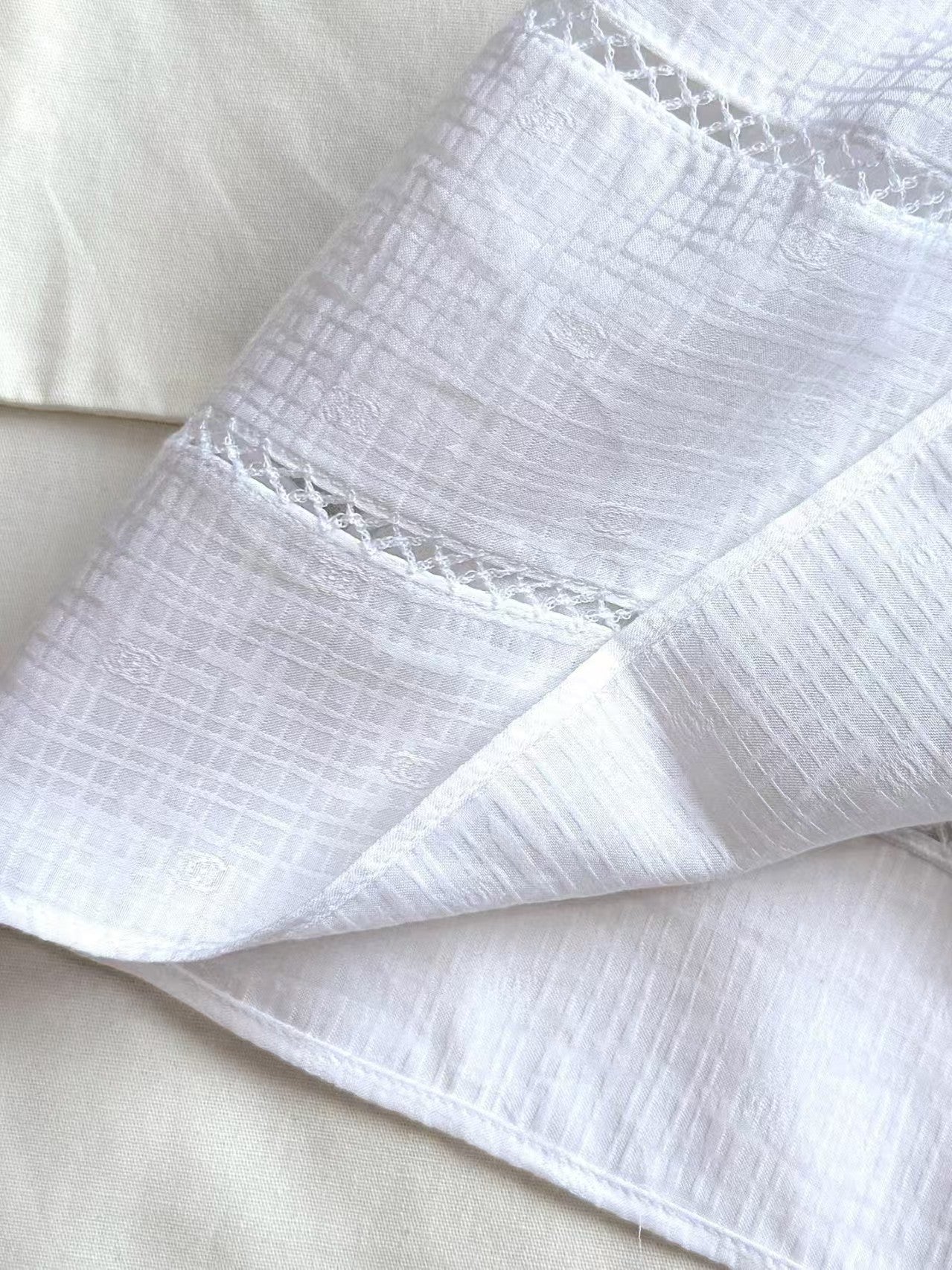 25 nouveaux caracos en jacquard de soie avec logo