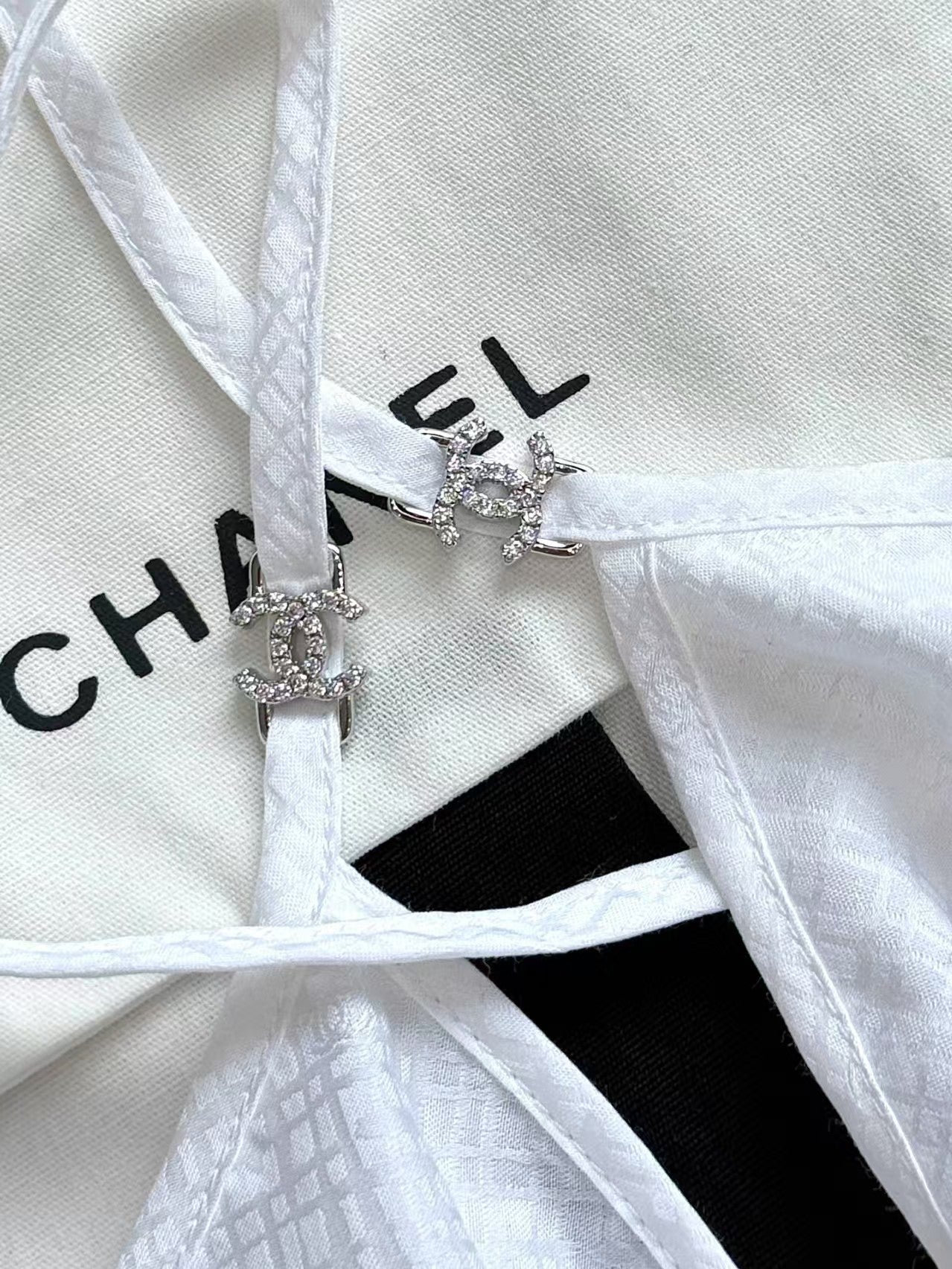 25 nouveaux caracos en jacquard de soie avec logo