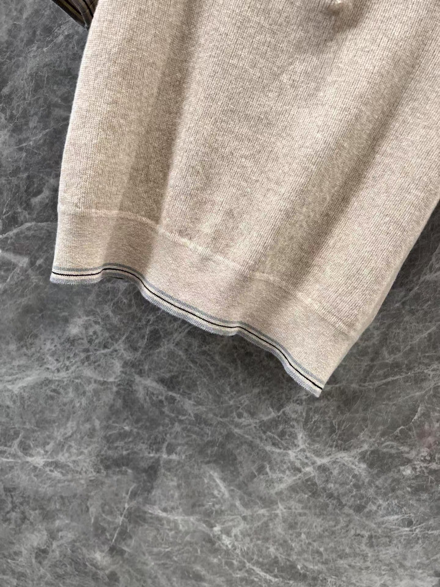 25 nouveautés printemps/été : pull à col polo et manches courtes avec micro-logo et lettres