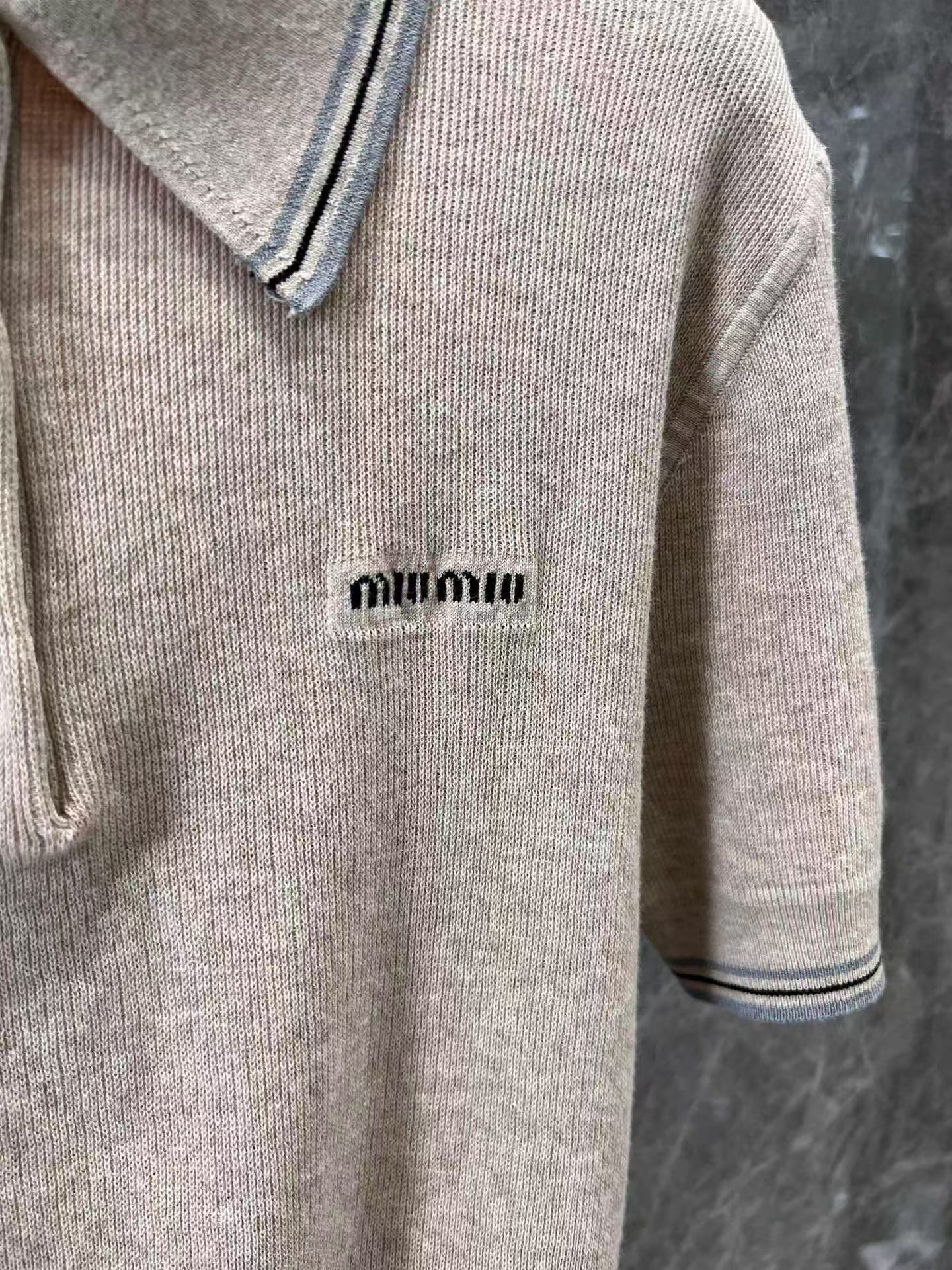 25 nouveautés printemps/été : pull à col polo et manches courtes avec micro-logo et lettres