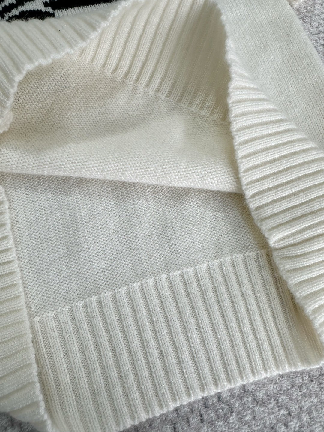 Gestricktes Kurzarmhemd mit Schmetterlingsmuster