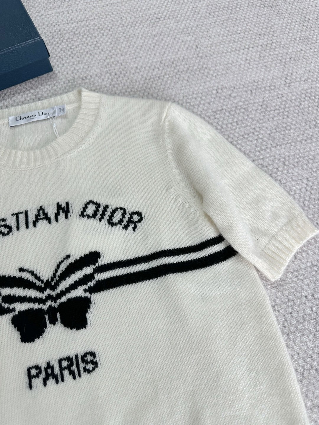 Gestricktes Kurzarmhemd mit Schmetterlingsmuster