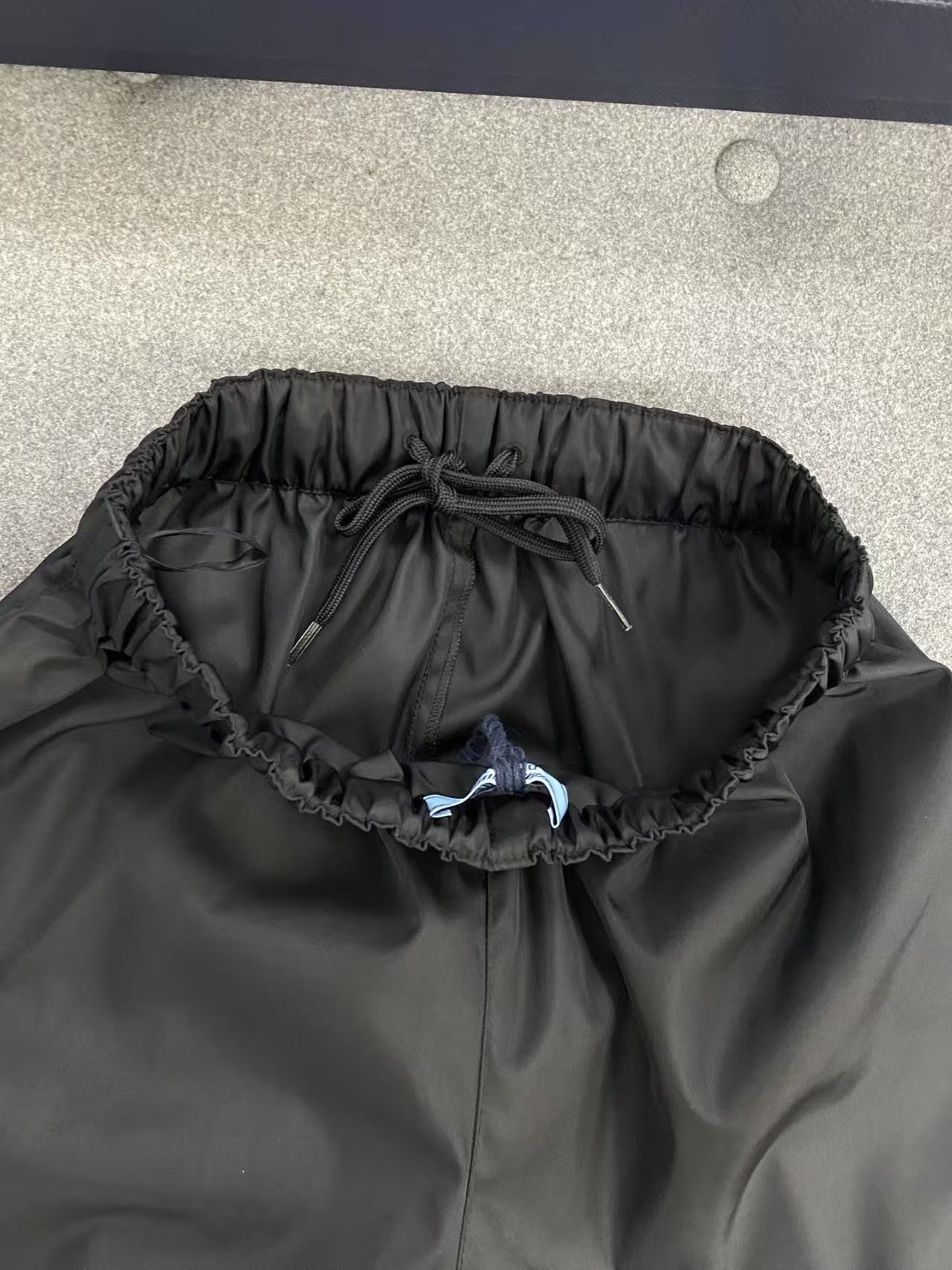 Short en nylon recyclé 𝗡𝘆𝗹𝗼𝗻 pour femme 𝗣𝗿𝗮𝗱𝗮 𝗥𝗲 𝗡𝘆𝗹𝗼𝗻 🖤