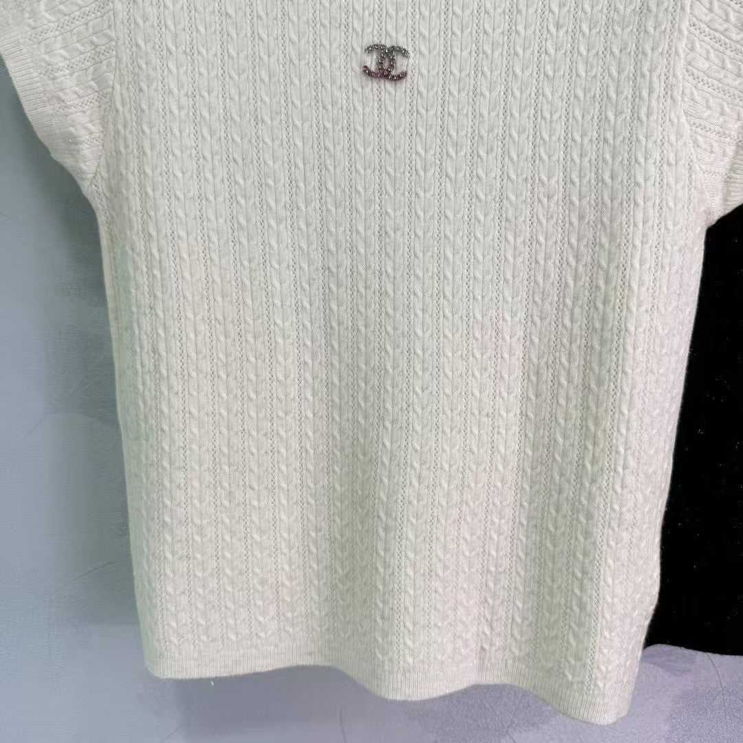 Nouveautés 2025 : pull col rond en perles tricoté à manches courtes