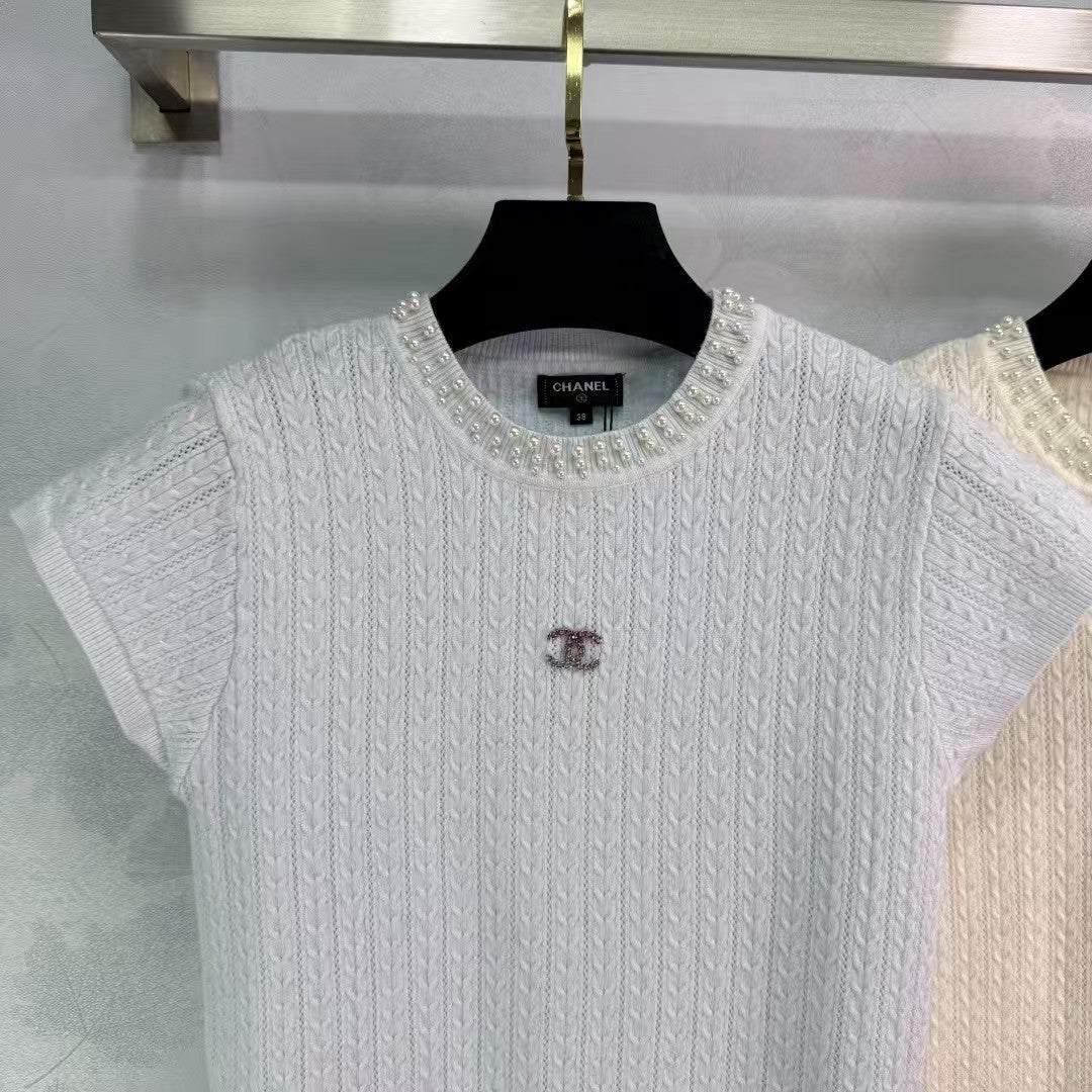 Nouveautés 2025 : pull col rond en perles tricoté à manches courtes