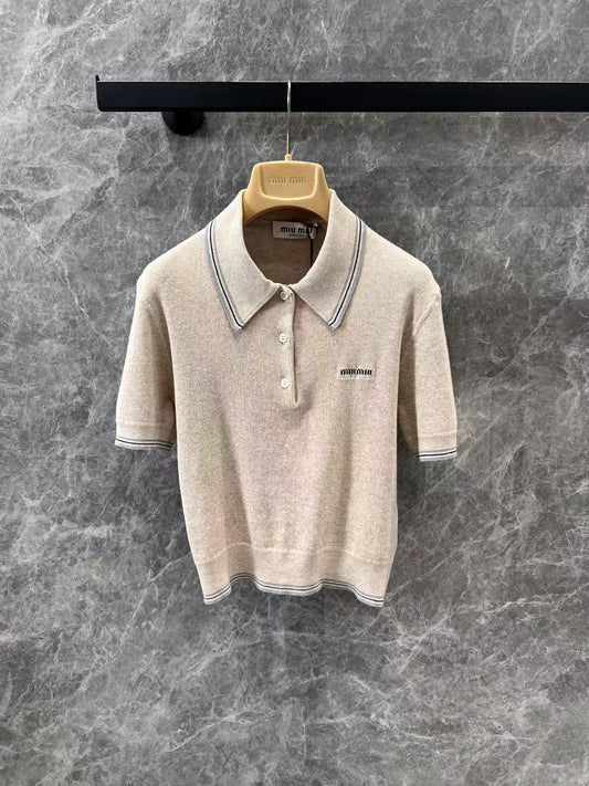 25 nouveautés printemps/été : pull à col polo et manches courtes avec micro-logo et lettres