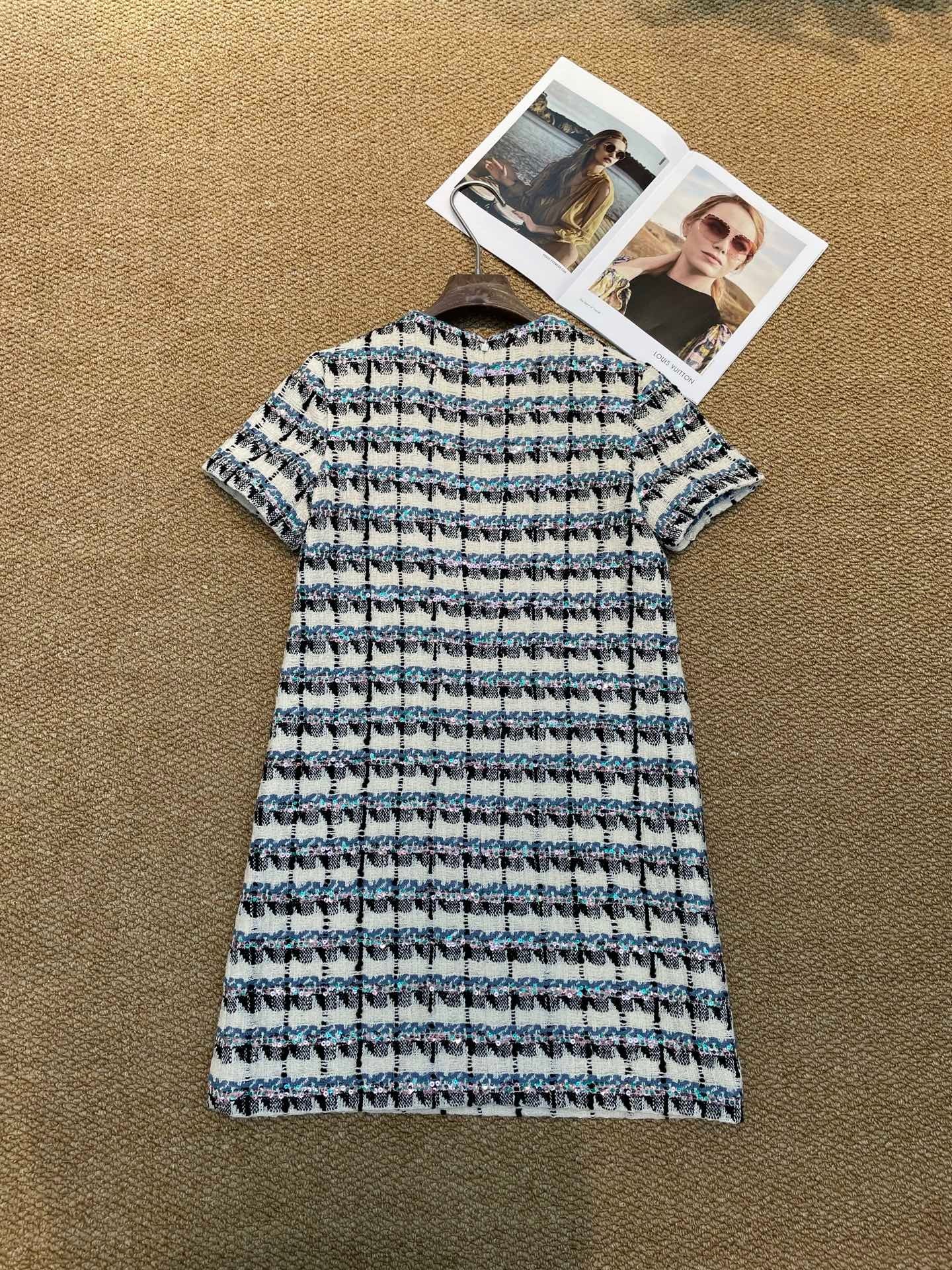 Robe droite en tweed avec nœud et accents de cristal