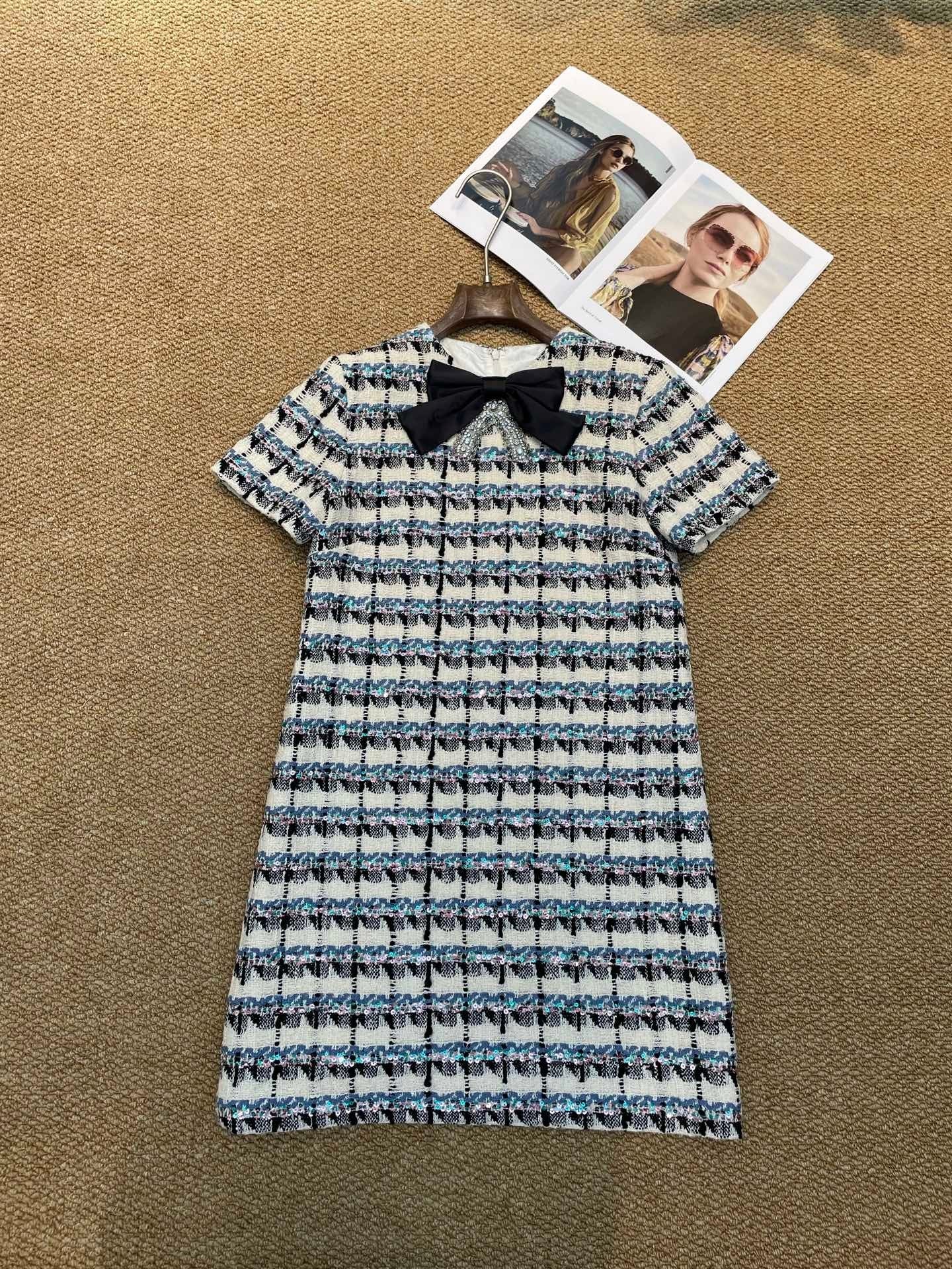 Robe droite en tweed avec nœud et accents de cristal