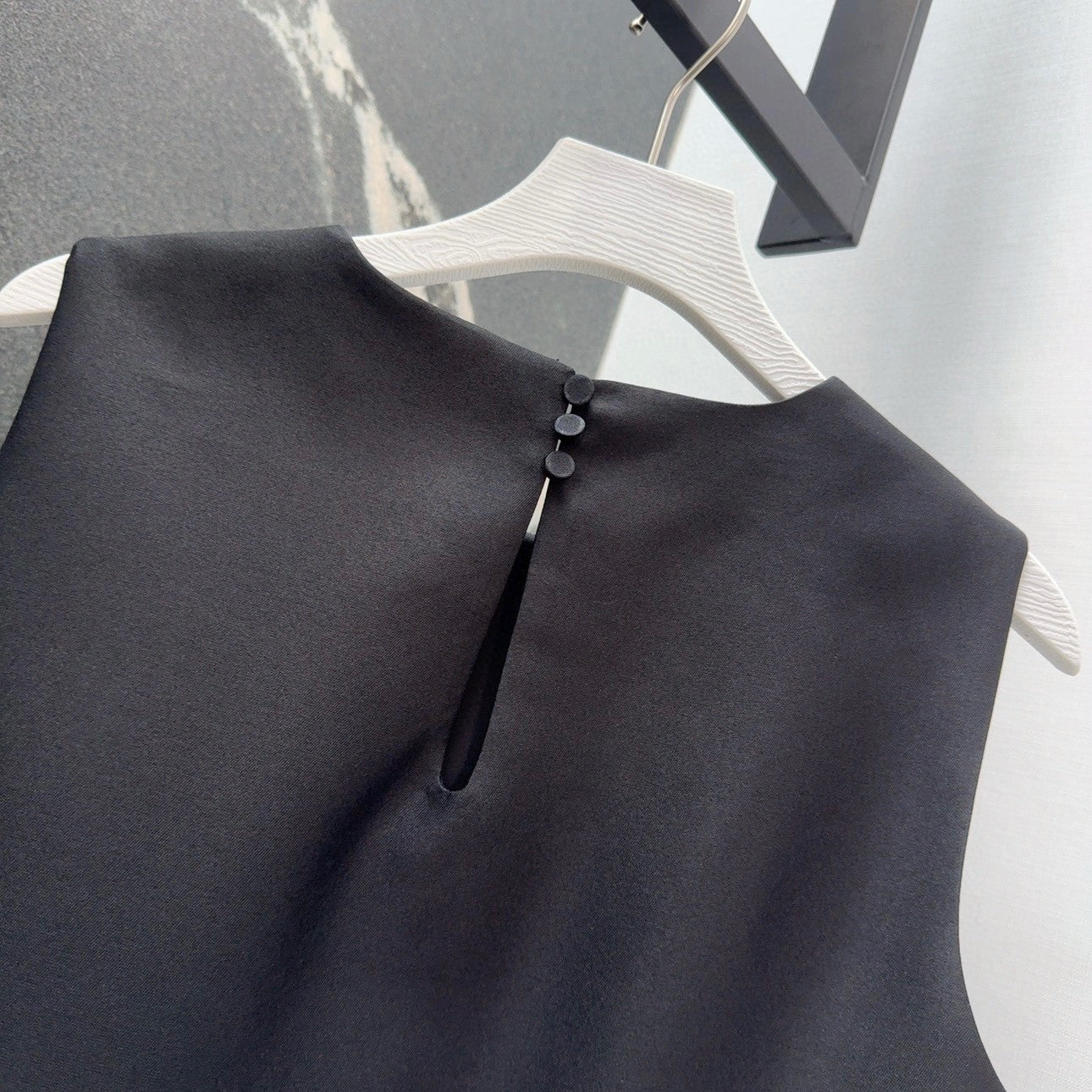 Schwarzes Satin-Etuikleid mit 3D-Blumenverzierungen