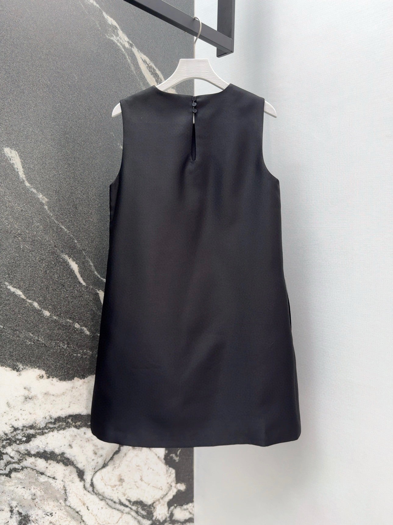 Schwarzes Satin-Etuikleid mit 3D-Blumenverzierungen