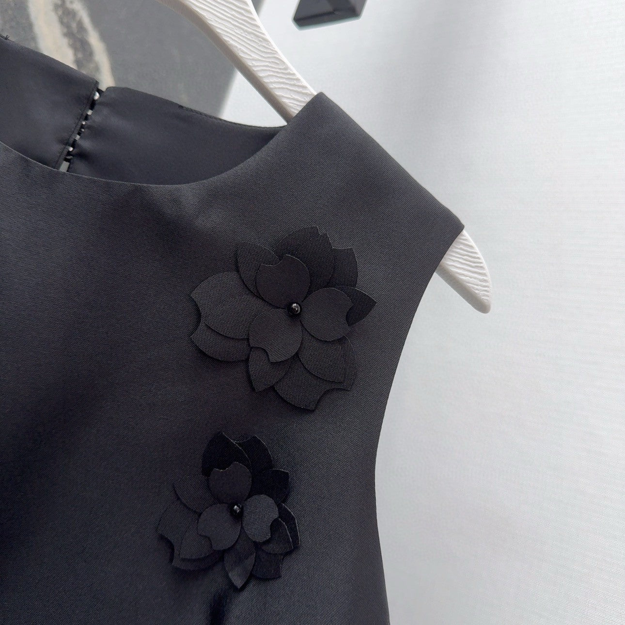 Schwarzes Satin-Etuikleid mit 3D-Blumenverzierungen