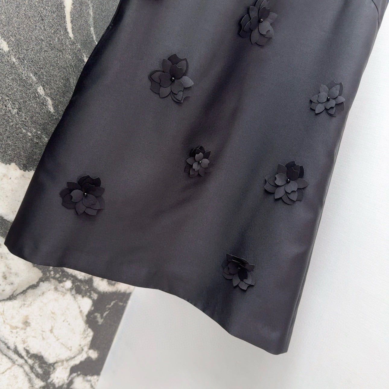 Schwarzes Satin-Etuikleid mit 3D-Blumenverzierungen