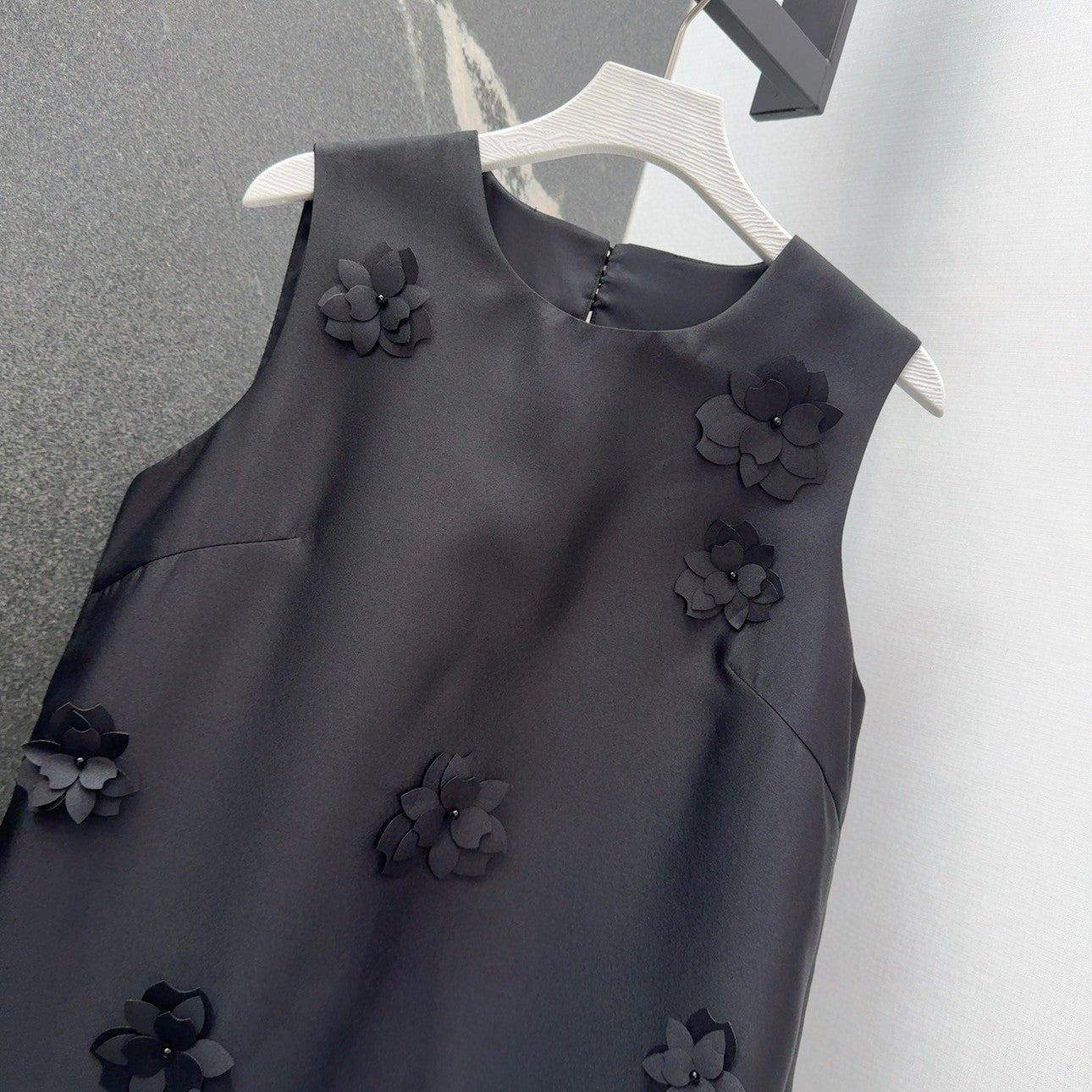 Schwarzes Satin-Etuikleid mit 3D-Blumenverzierungen