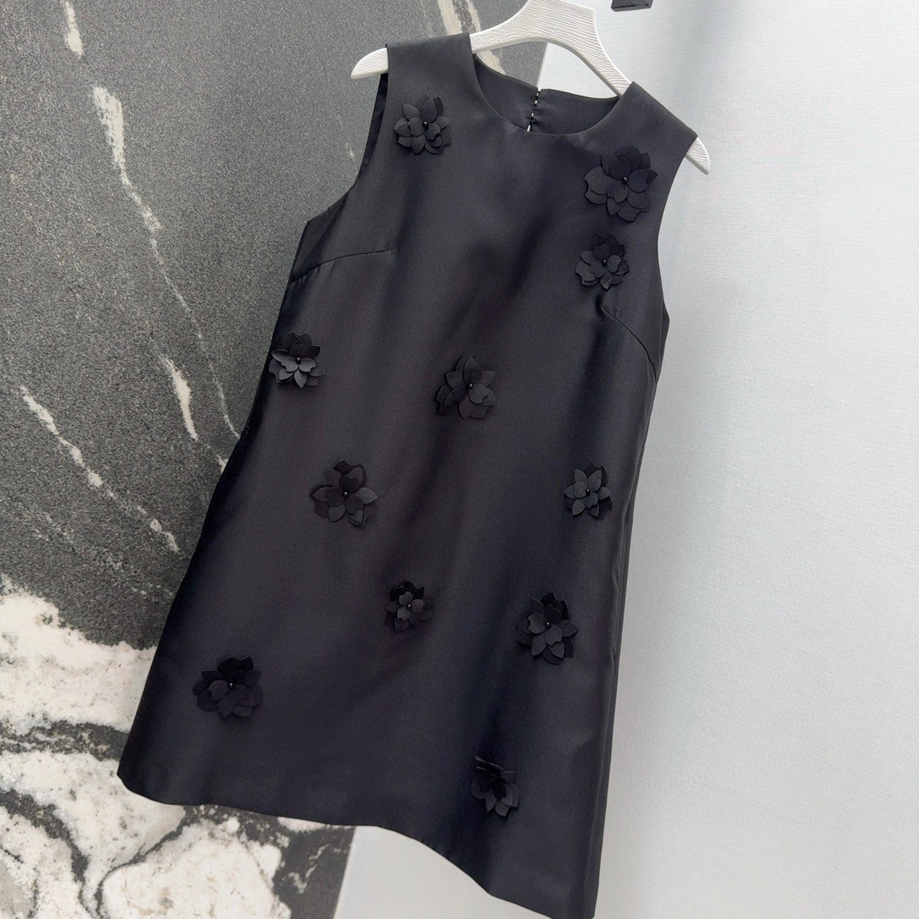 Schwarzes Satin-Etuikleid mit 3D-Blumenverzierungen