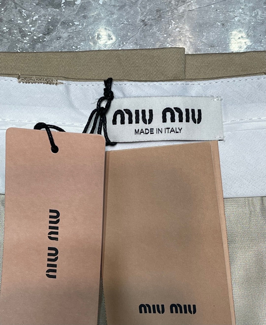 Khakifarbener Minirock mit kariertem Saum