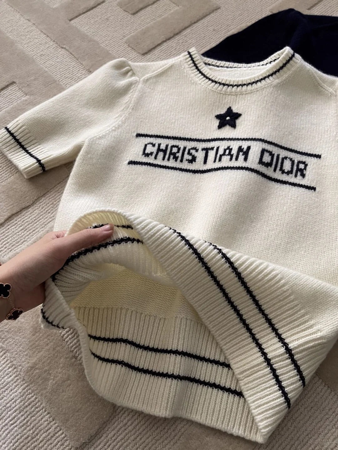 Chemise à manches longues brodée en tricot de laine