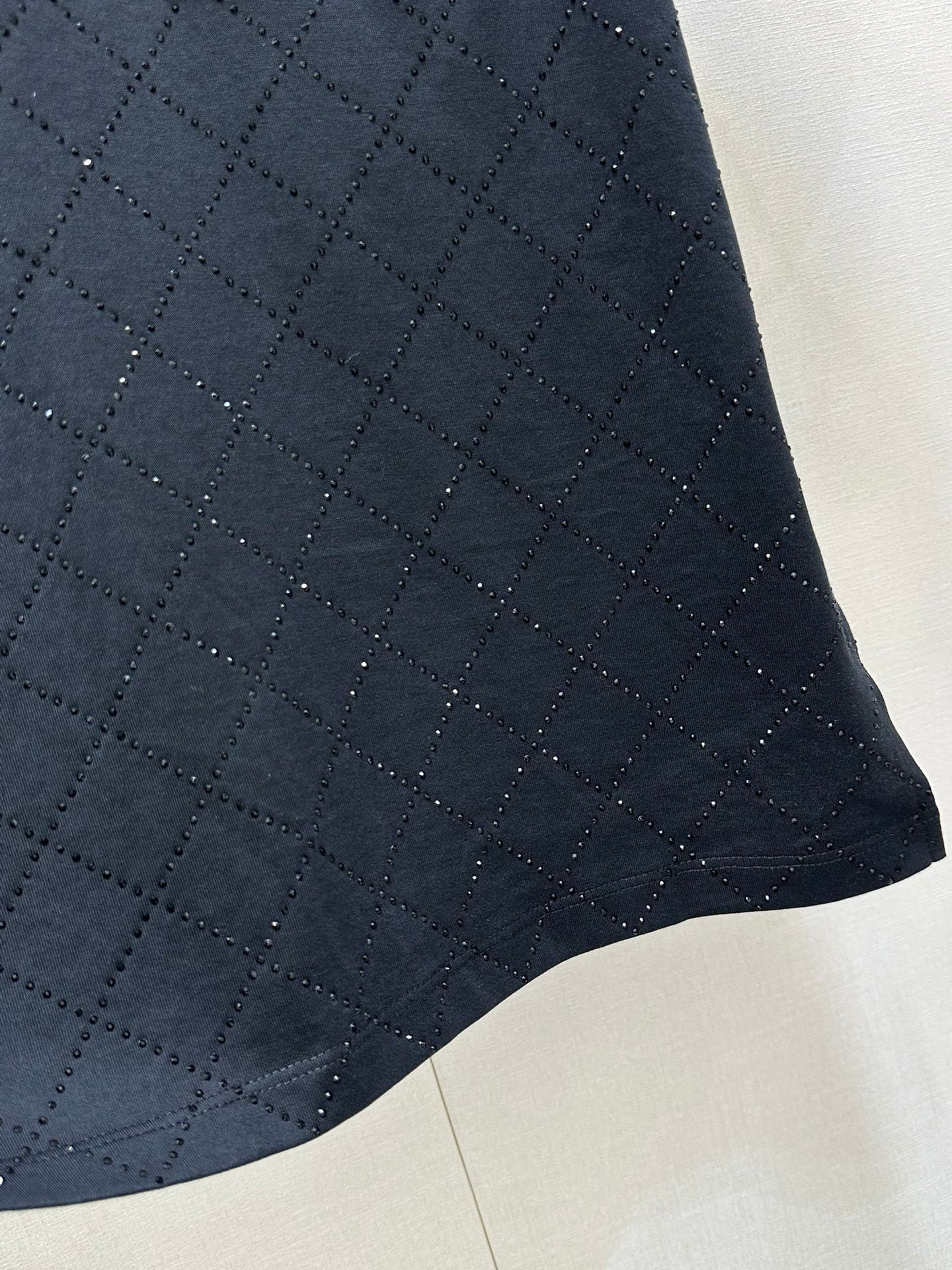 T-shirt ras du cou noir avec matelassage en strass et accessoires au dos