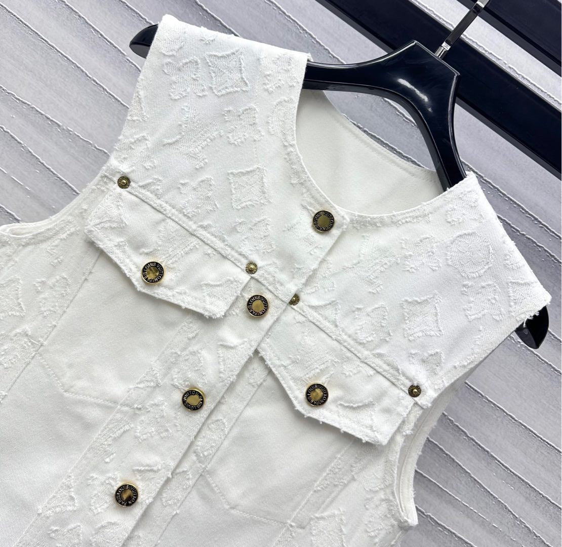 Ensemble coordonné en denim blanc avec motifs en relief et détails métalliques