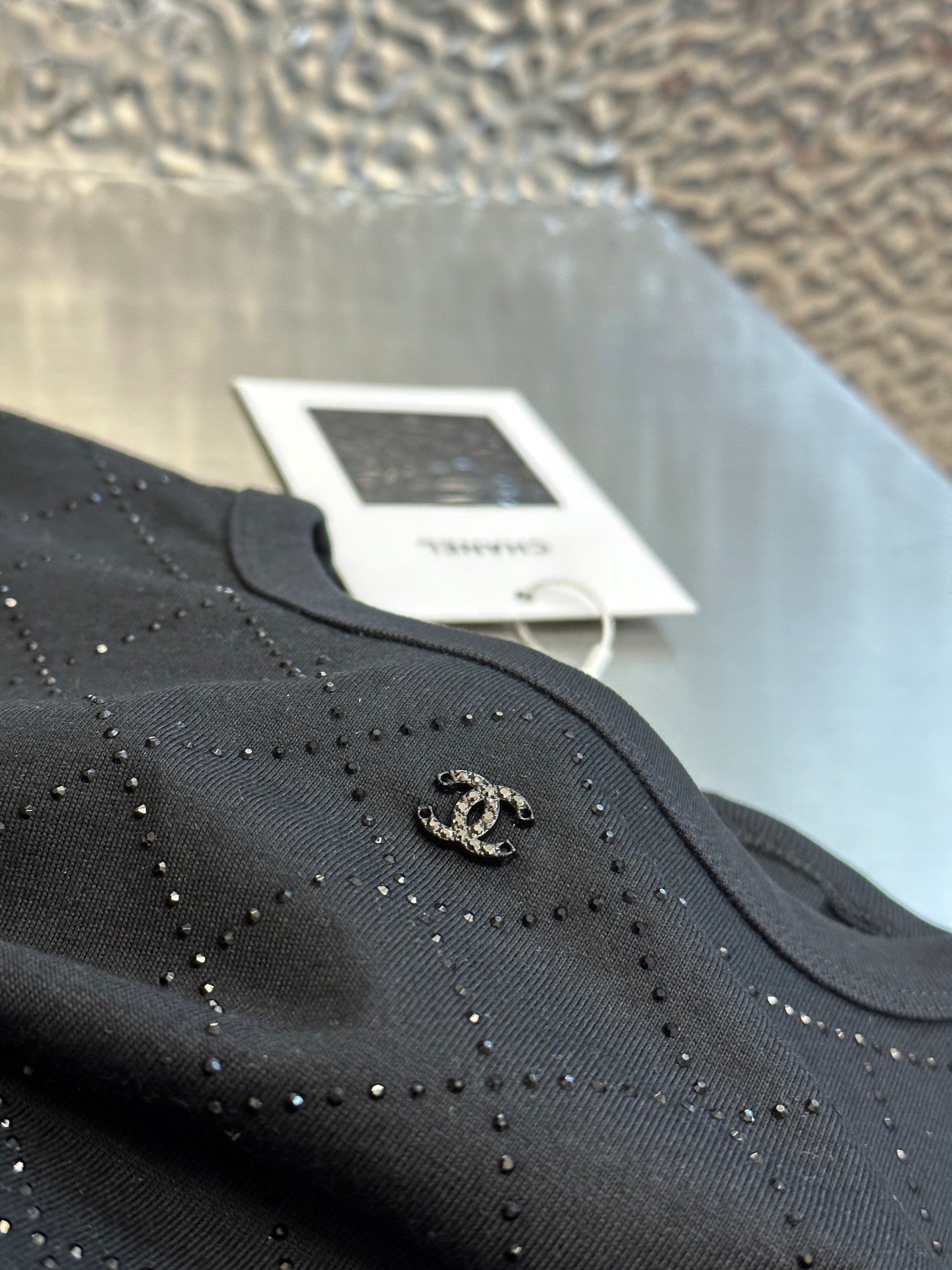 T-shirt ras du cou noir avec matelassage en strass et accessoires au dos