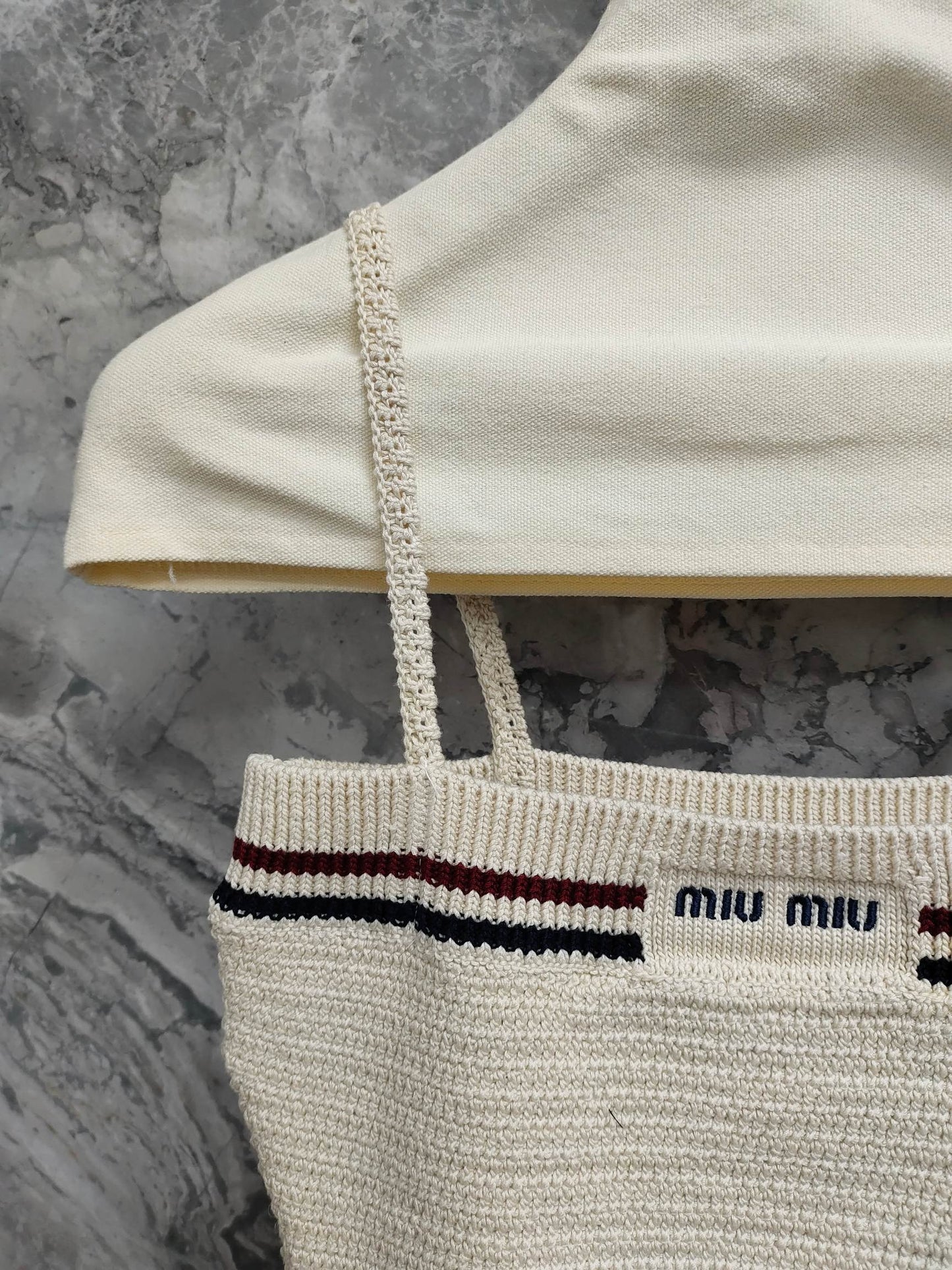 Sportlich-schickes Set aus Strick-Camisole und Minirock