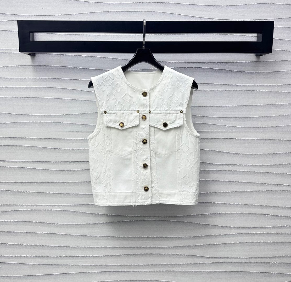 Ensemble coordonné en denim blanc avec motifs en relief et détails métalliques