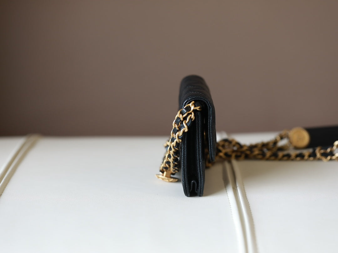 Sac ceinture en caviar matelassé noir, quincaillerie en or vieilli