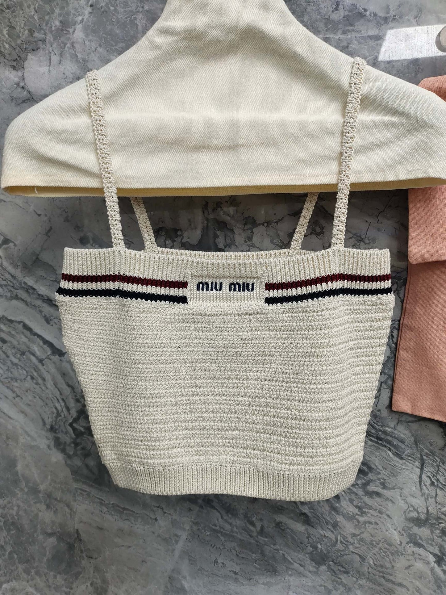 Sportlich-schickes Set aus Strick-Camisole und Minirock