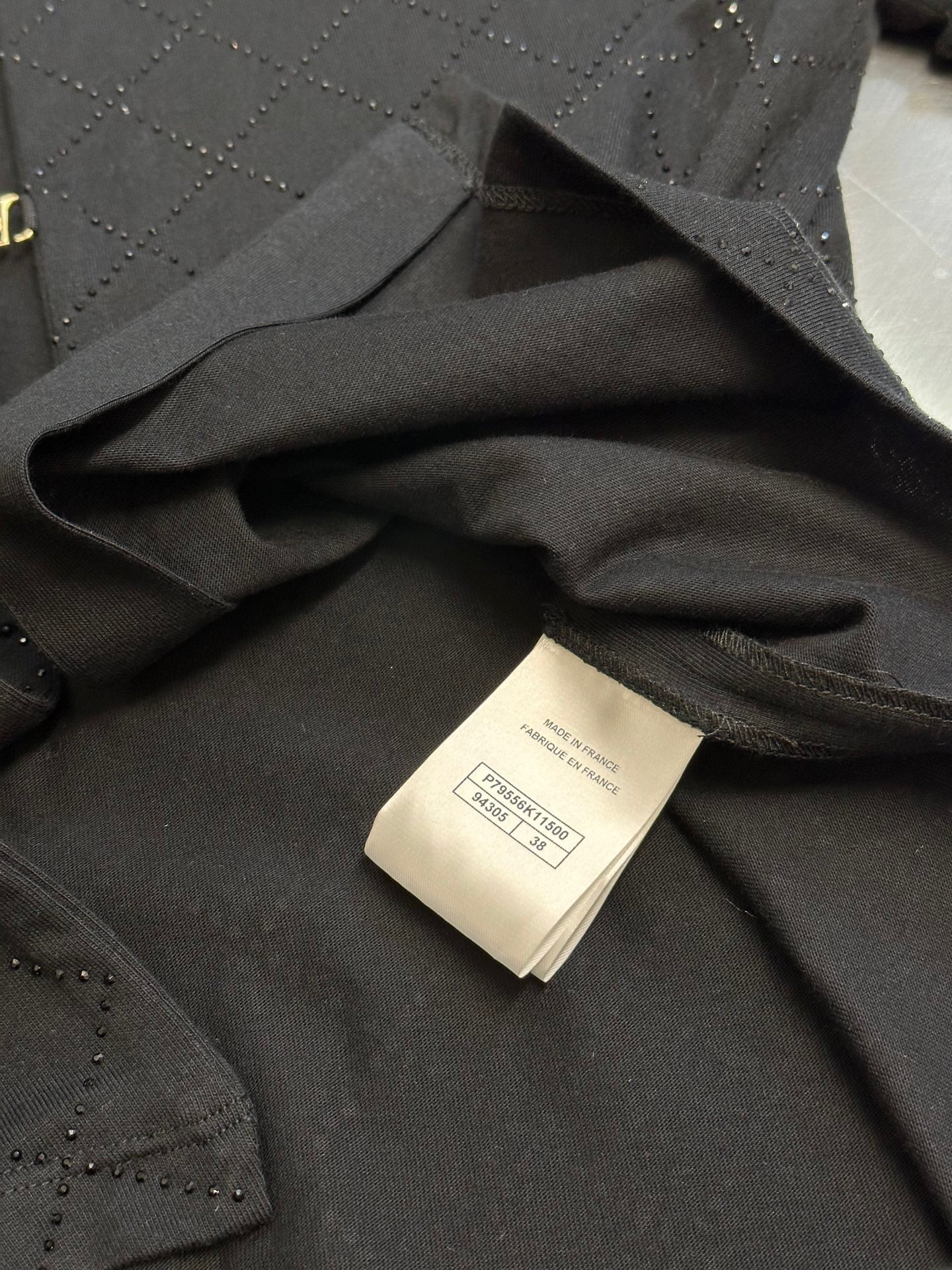 T-shirt ras du cou noir avec matelassage en strass et accessoires au dos