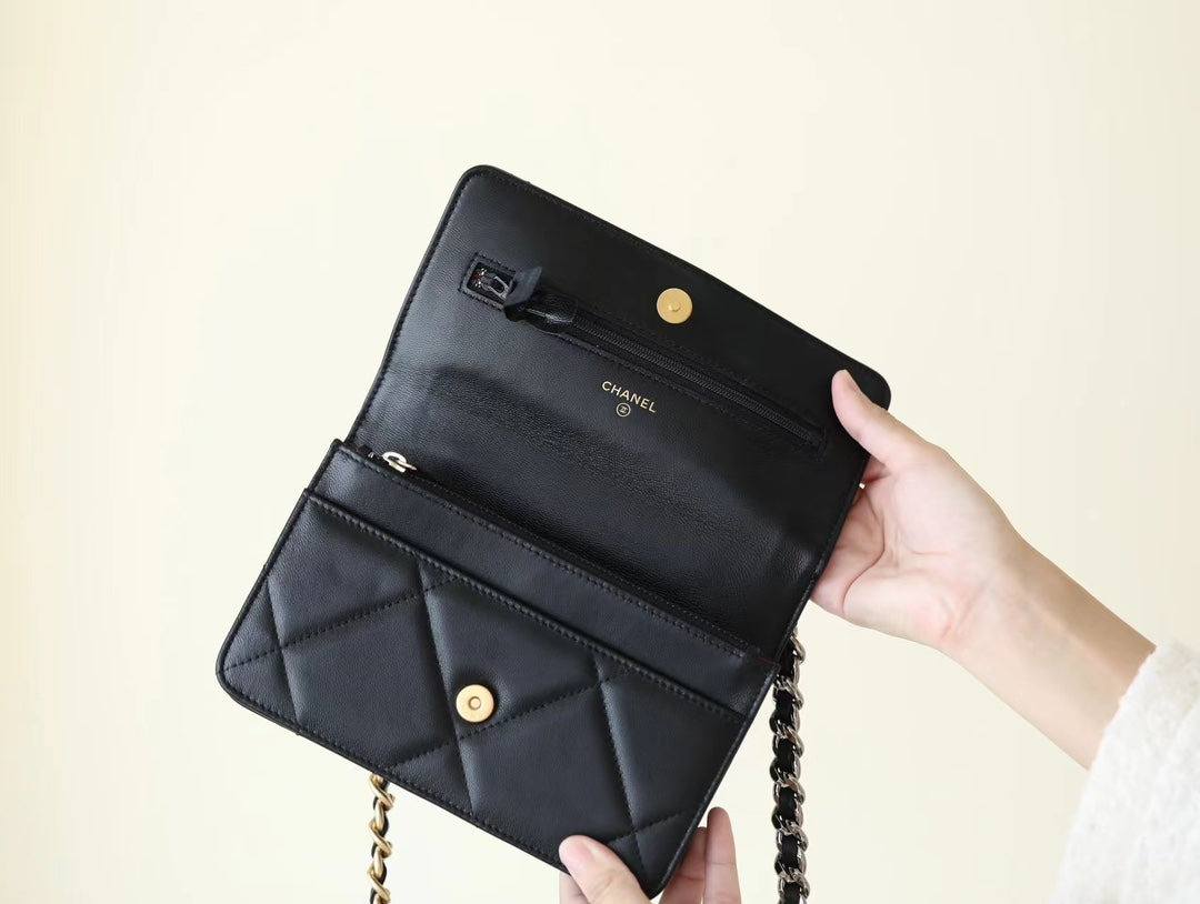 WOC Geldbörse auf Kettentasche