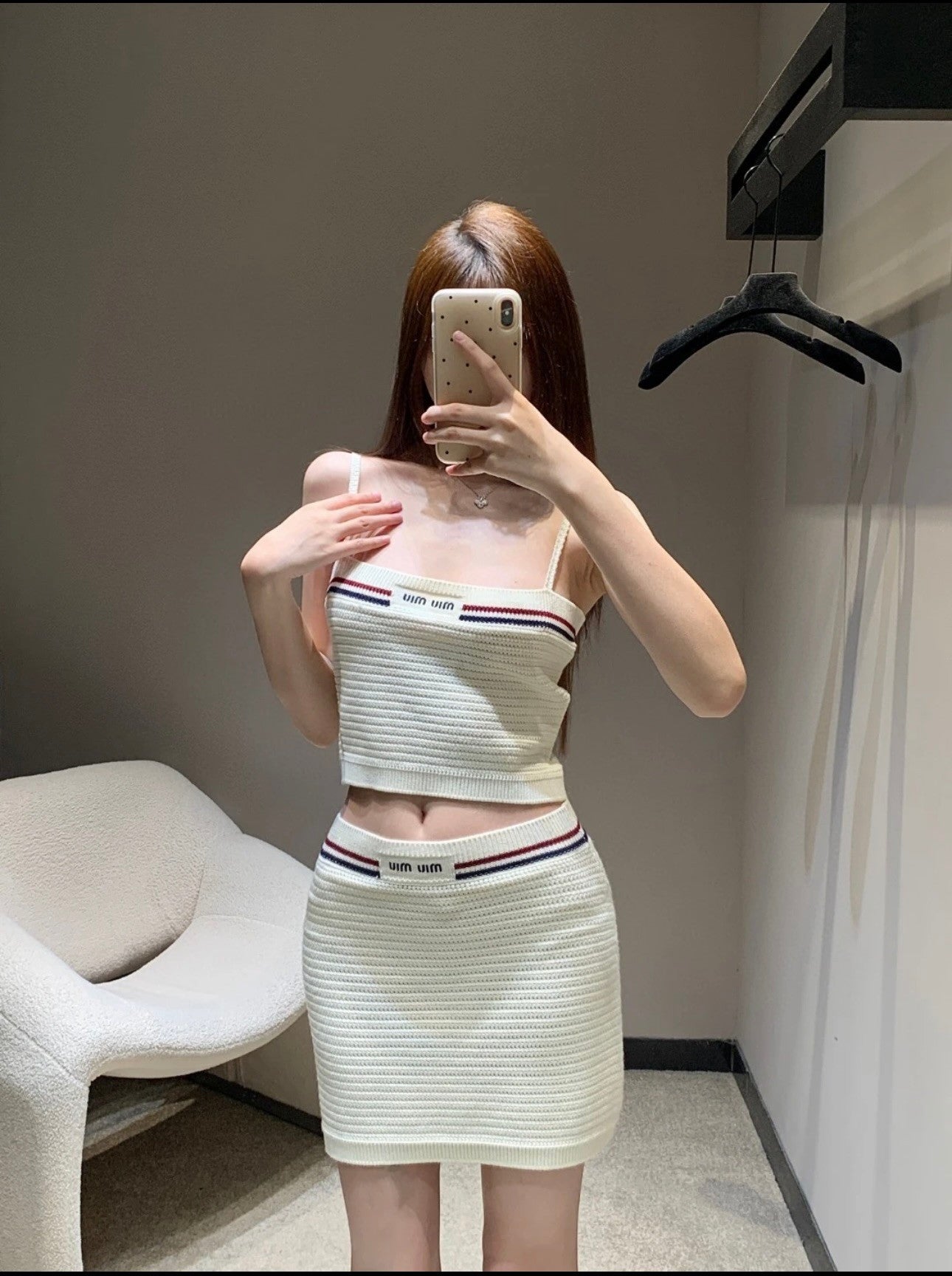 Sportlich-schickes Set aus Strick-Camisole und Minirock