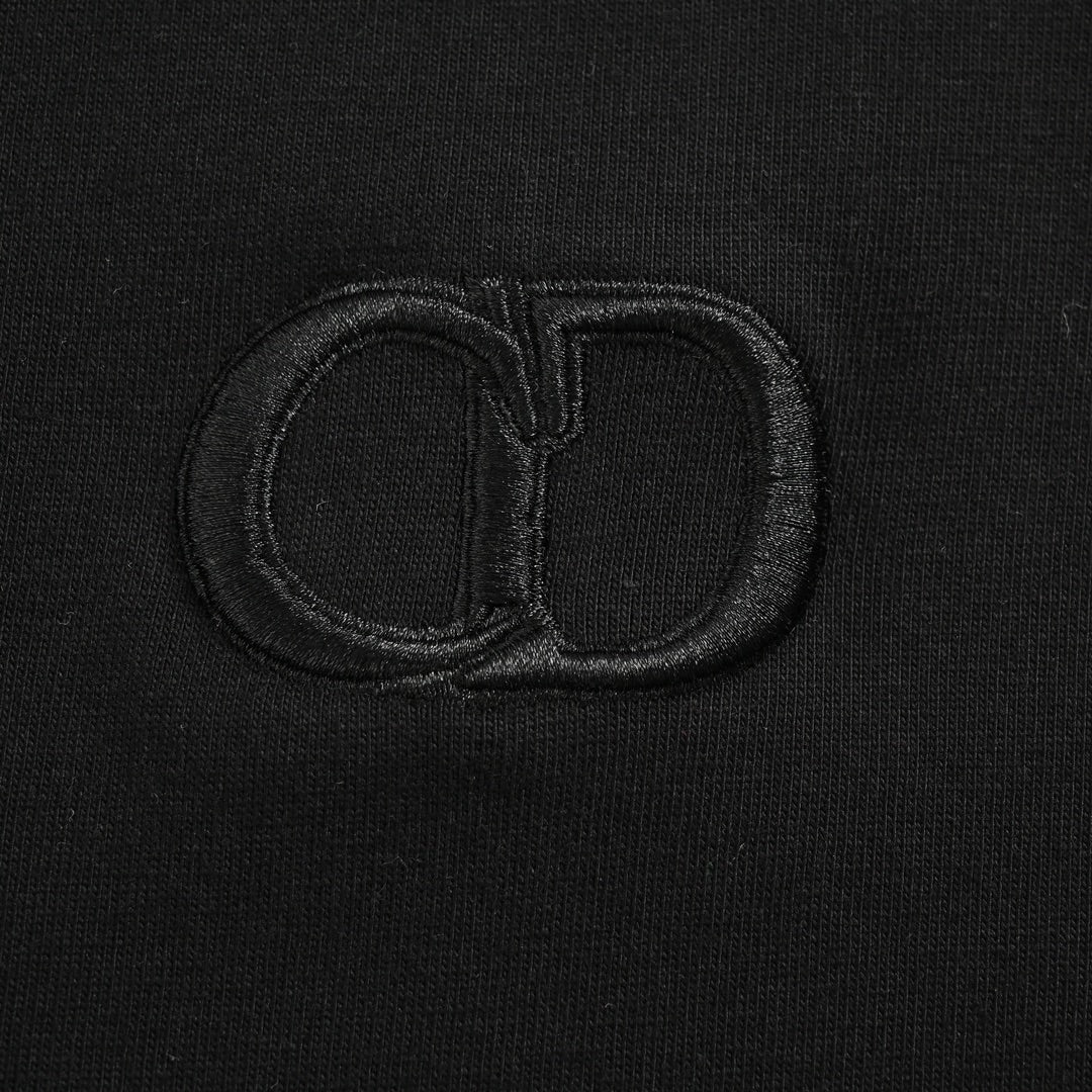 Einfarbiges Kurzarm-T-Shirt mit aufgesticktem Logo-Buchstaben