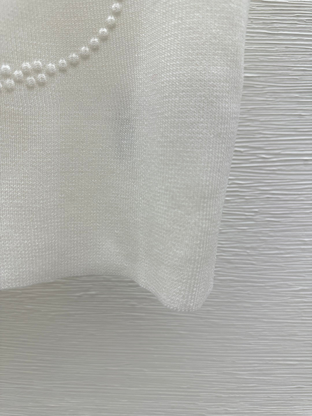 Einfarbige Strickweste mit Rundhalsausschnitt und Buchstabenprägung